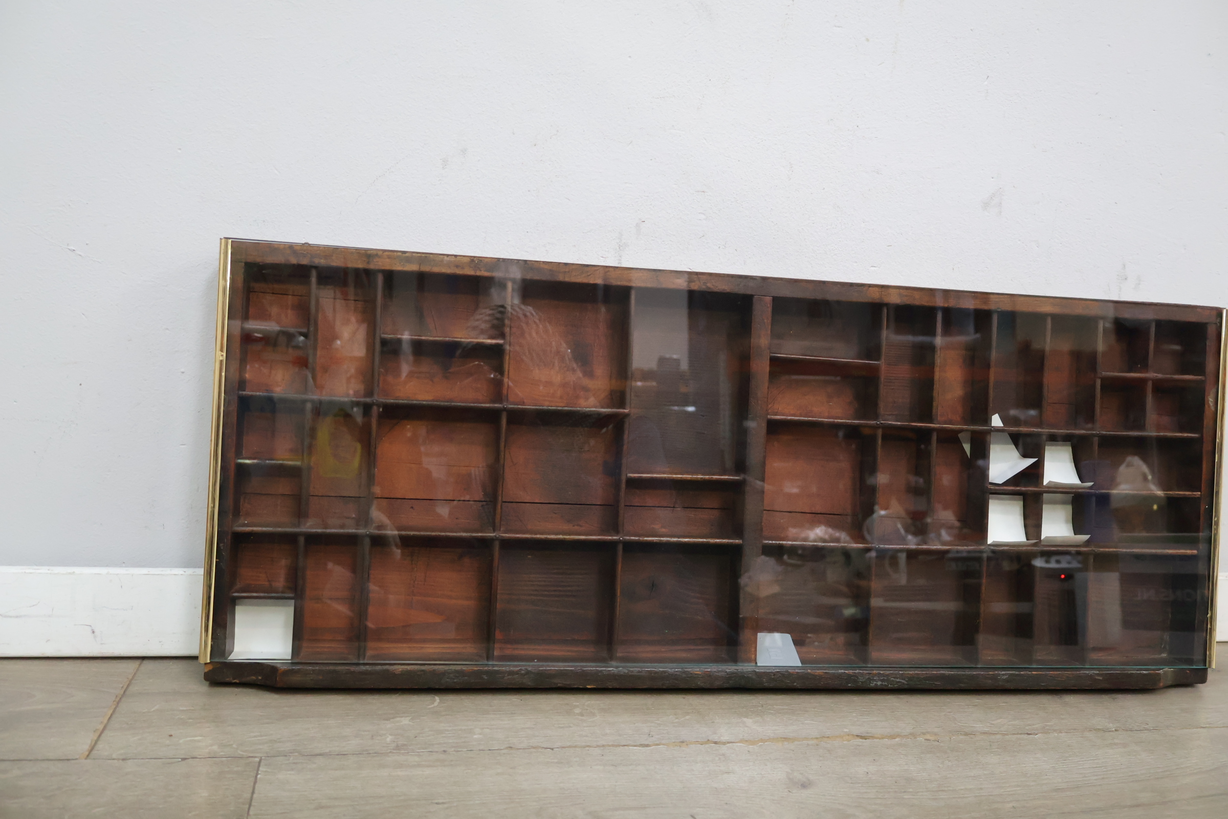 Houten letterbak met glazen voorzijde – foto 5 – kavel bij GSD Auctions, Zoeterwoude