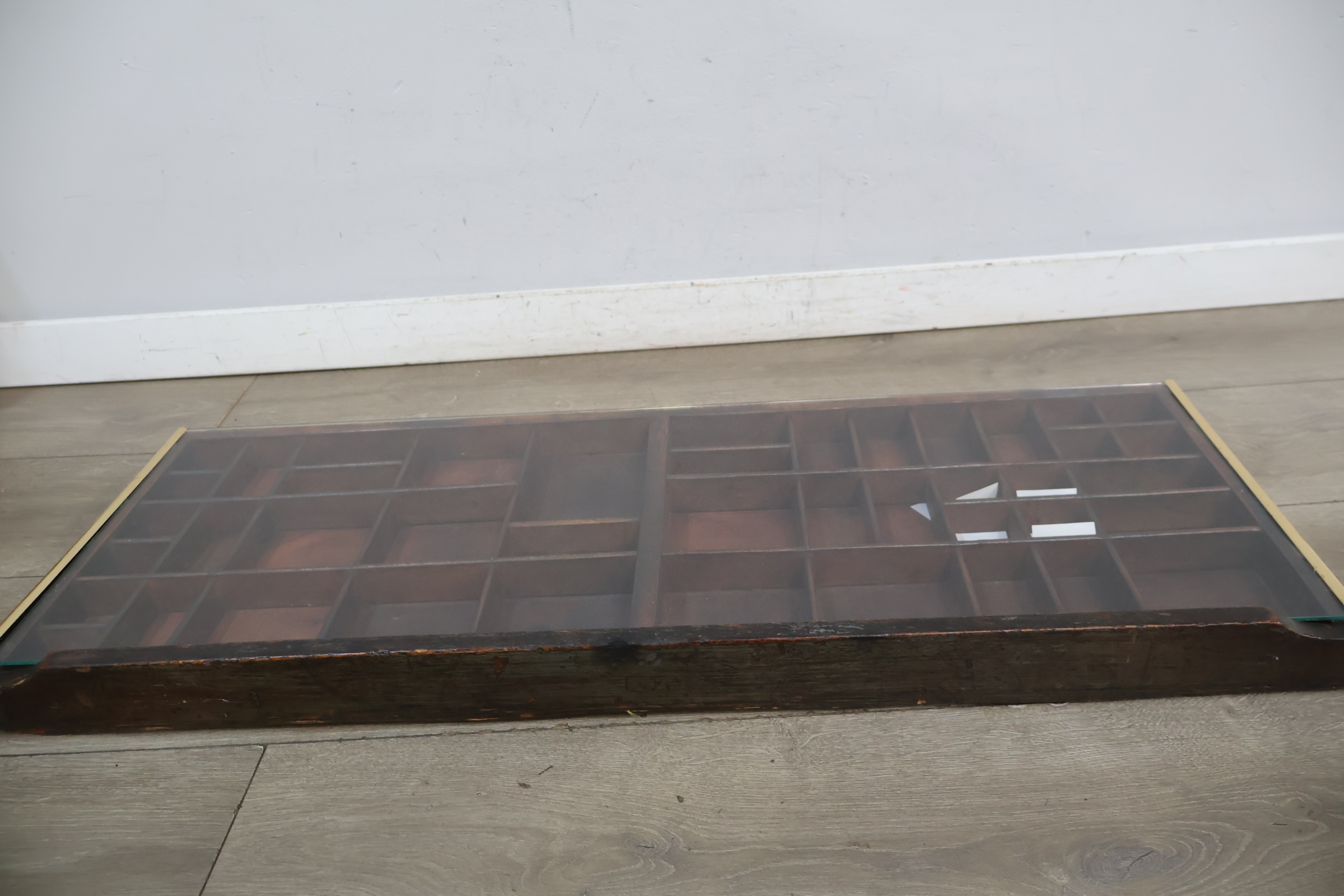 Houten letterbak met glazen voorzijde – foto 7 – kavel bij GSD Auctions, Zoeterwoude