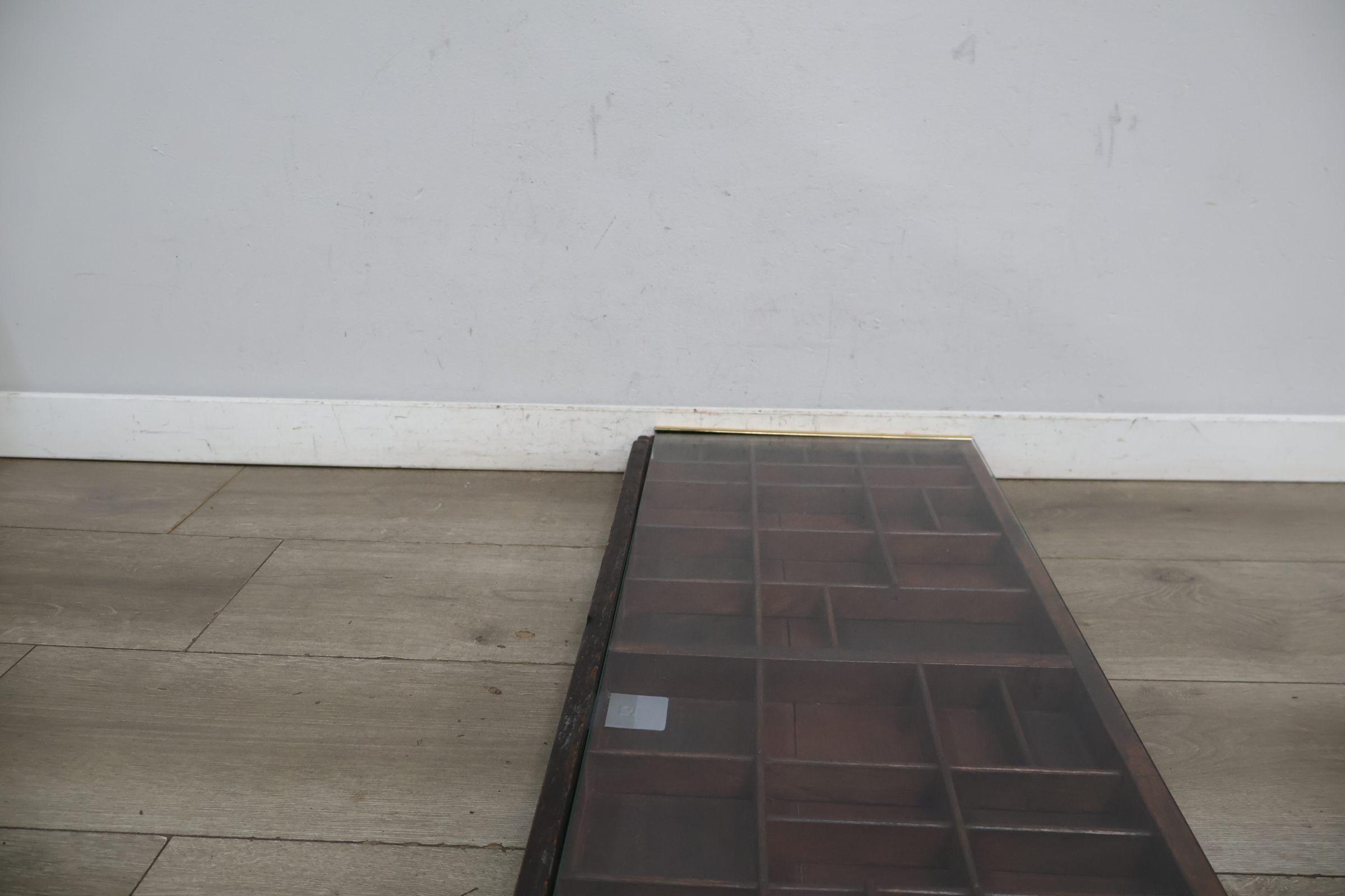 Houten letterbak met glazen voorzijde – foto 8 – kavel bij GSD Auctions, Zoeterwoude
