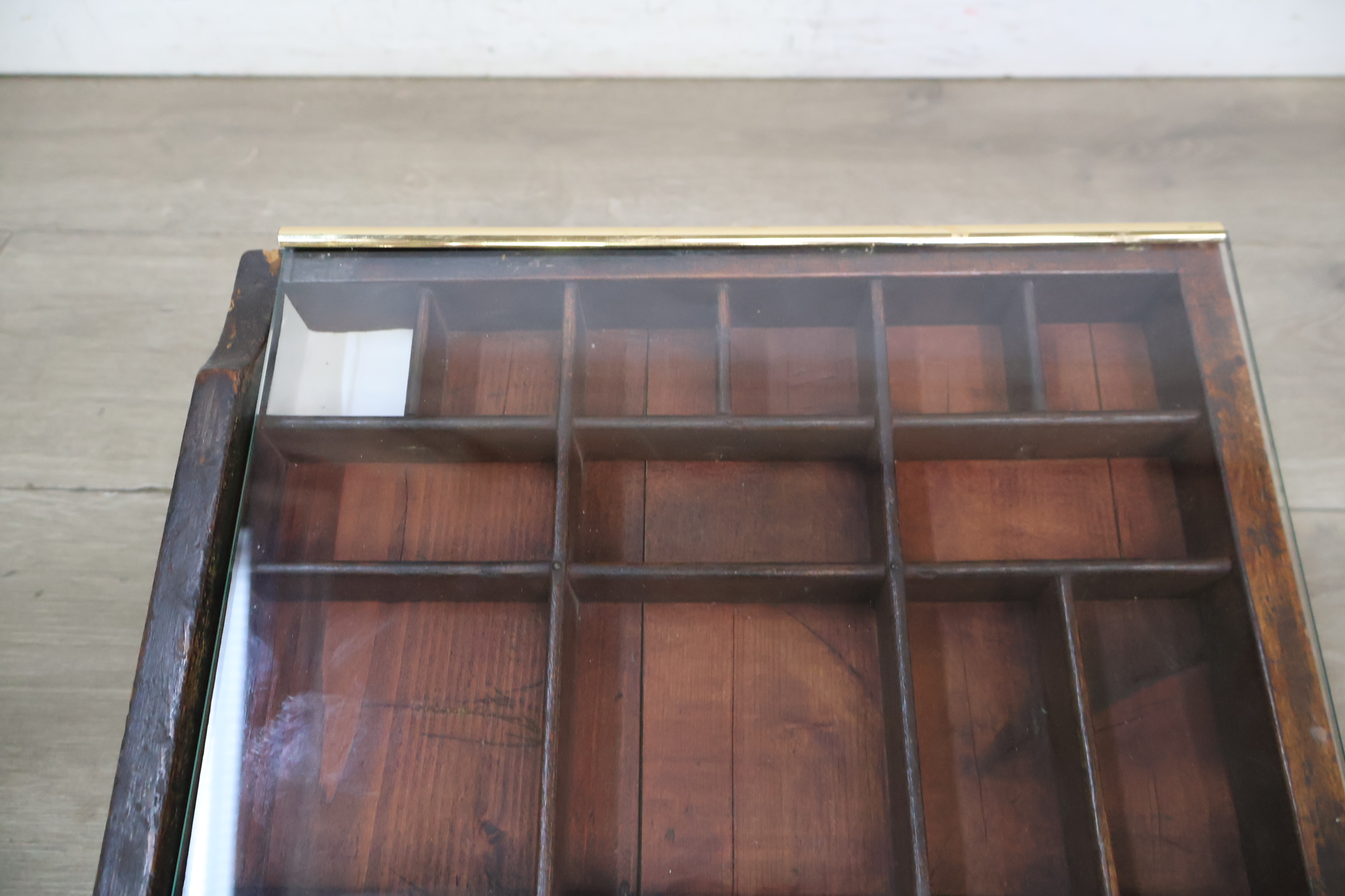 Houten letterbak met glazen voorzijde – foto 9 – kavel bij GSD Auctions, Zoeterwoude