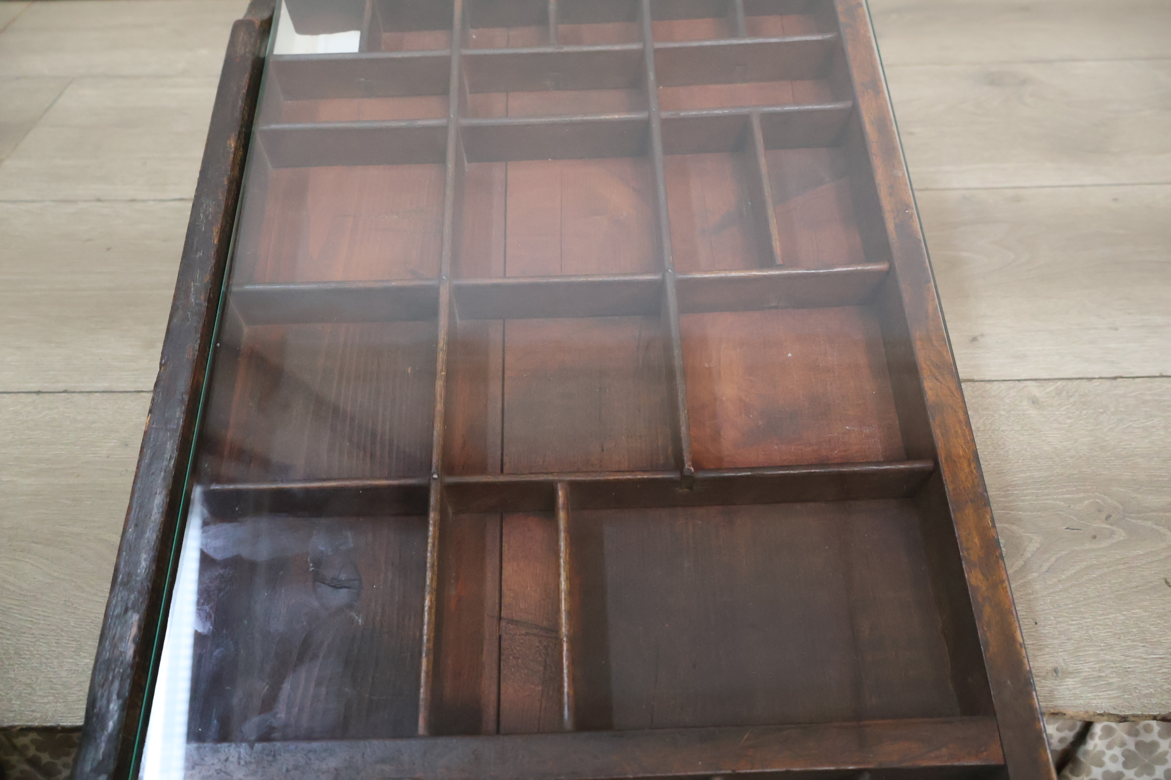 Houten letterbak met glazen voorzijde – foto 10 – kavel bij GSD Auctions, Zoeterwoude