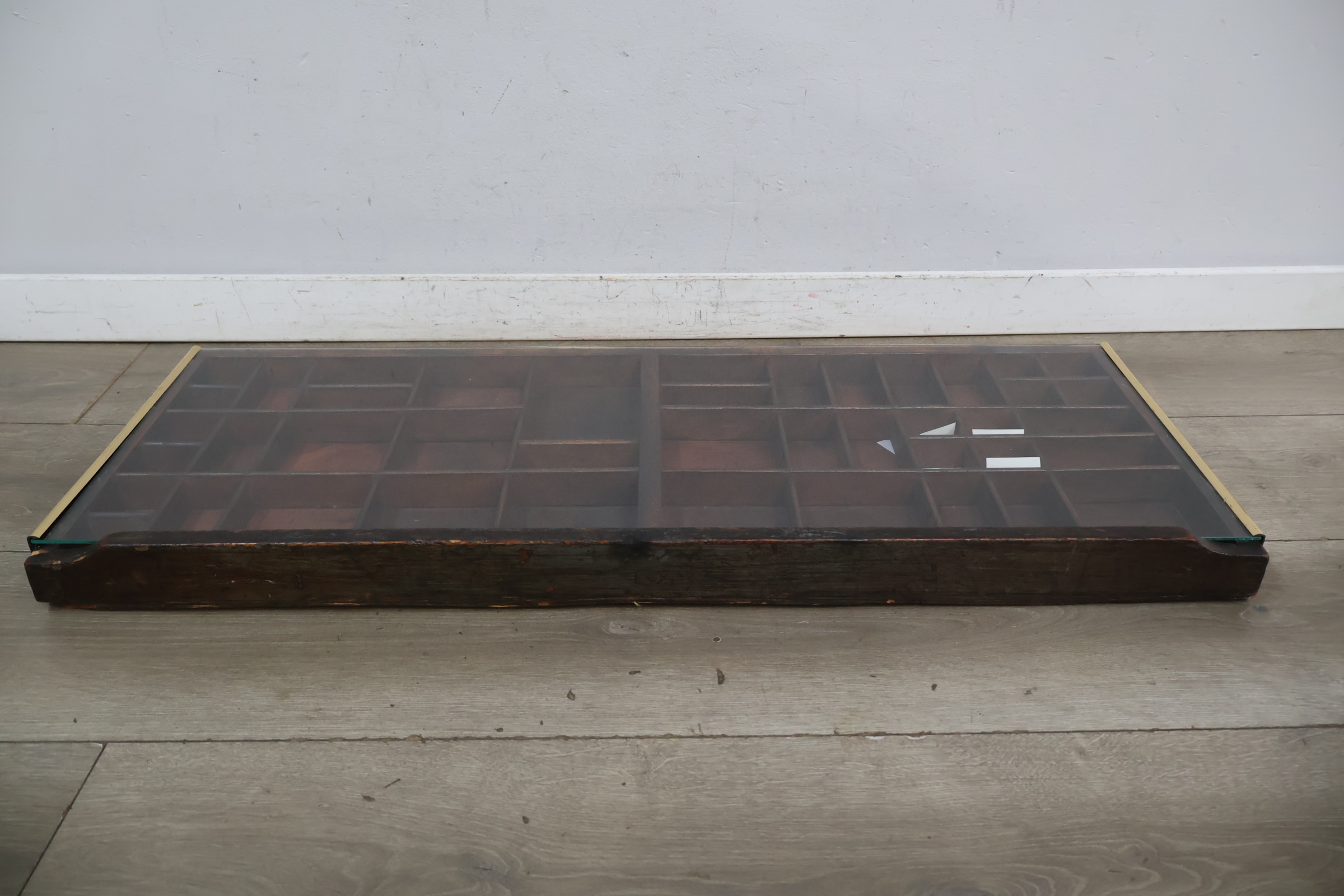 Houten letterbak met glazen voorzijde – foto 11 – kavel bij GSD Auctions, Zoeterwoude