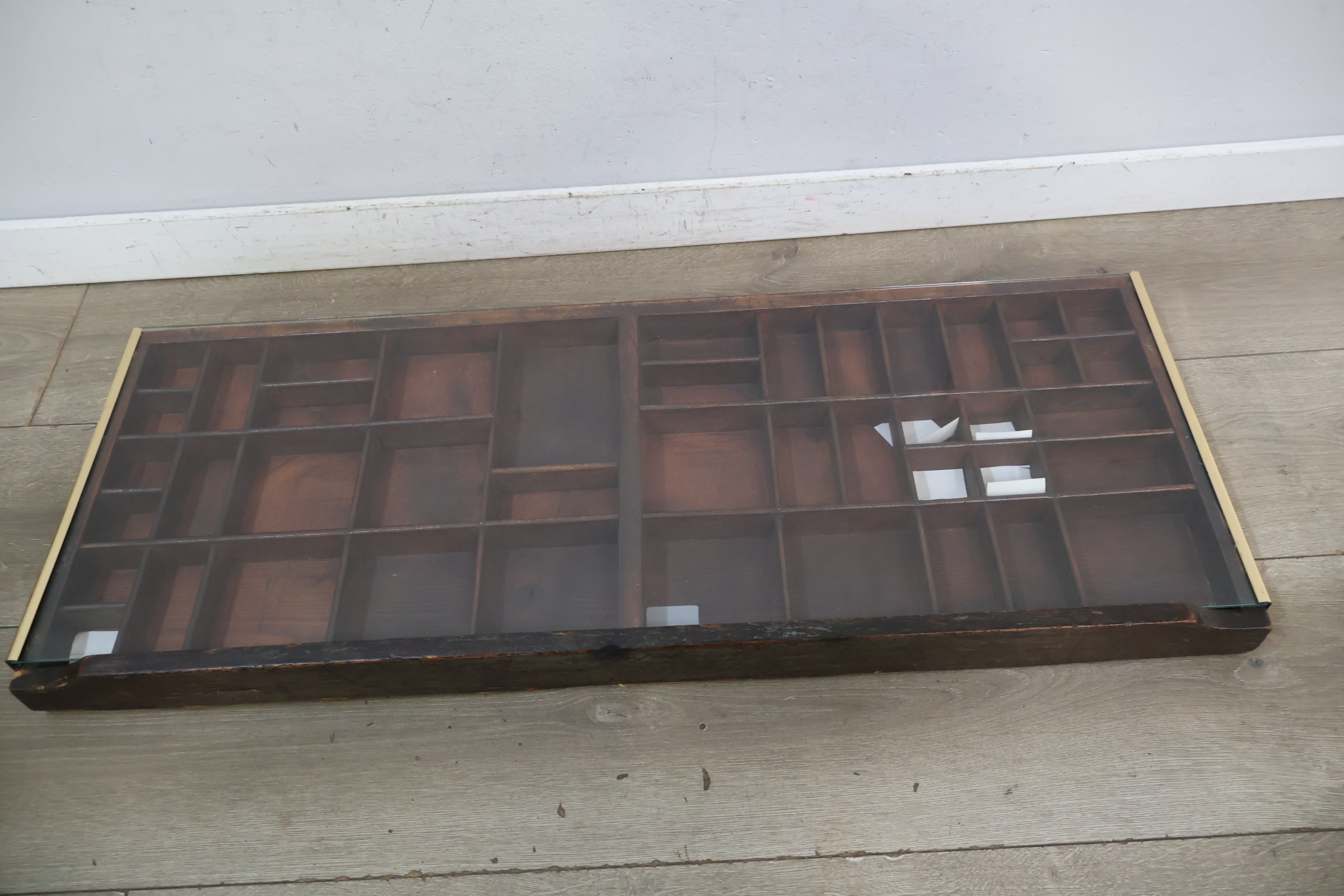 Houten letterbak met glazen voorzijde – foto 12 – kavel bij GSD Auctions, Zoeterwoude