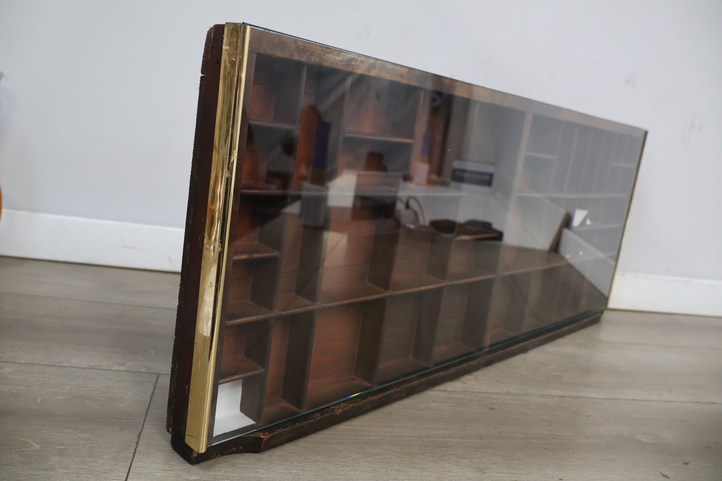 Houten letterbak met glazen voorzijde – foto 13 – kavel bij GSD Auctions, Zoeterwoude