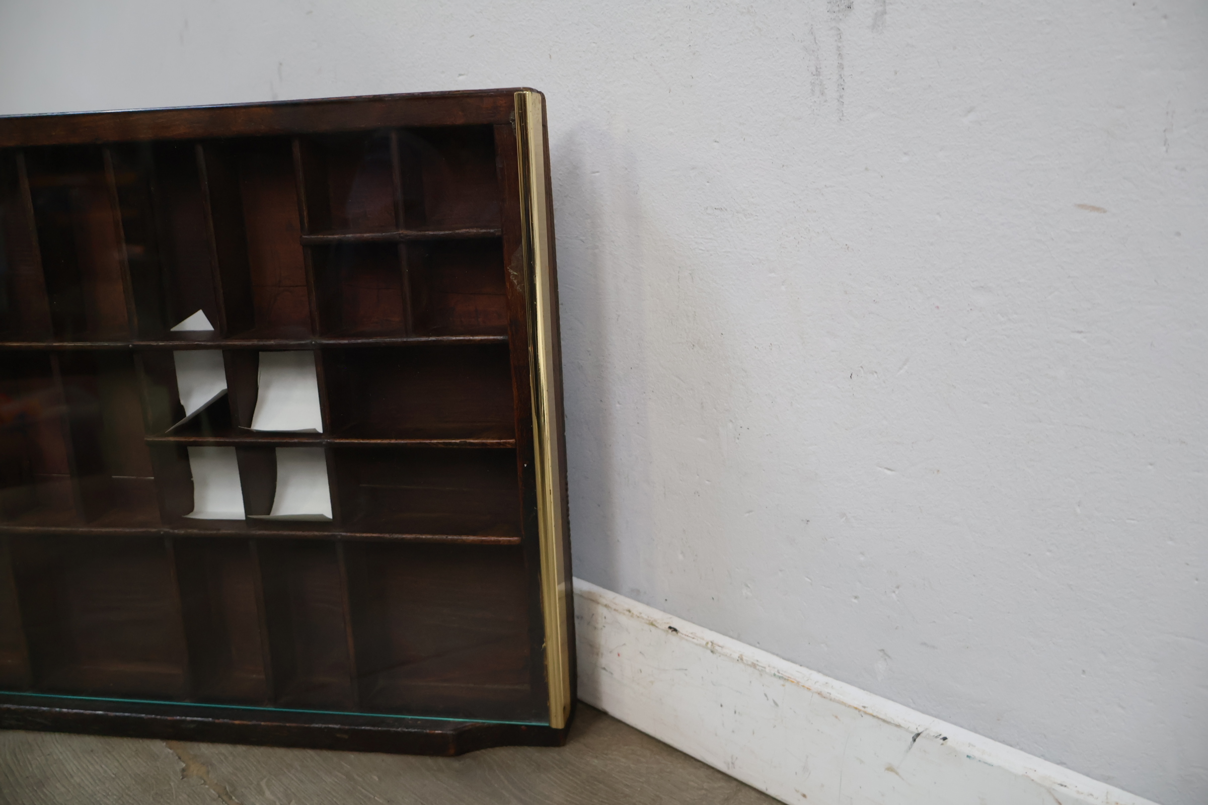 Houten letterbak met glazen voorzijde – foto 14 – kavel bij GSD Auctions, Zoeterwoude