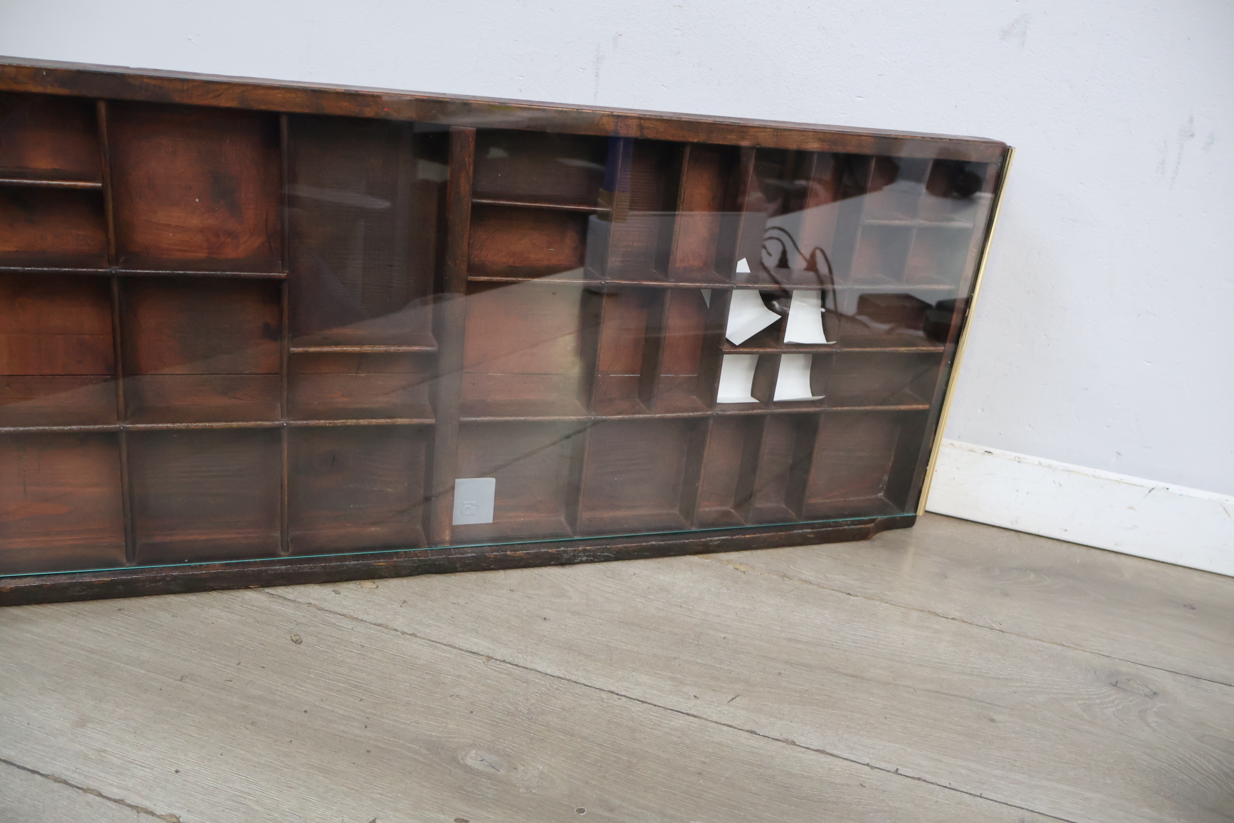 Houten letterbak met glazen voorzijde – foto 15 – kavel bij GSD Auctions, Zoeterwoude