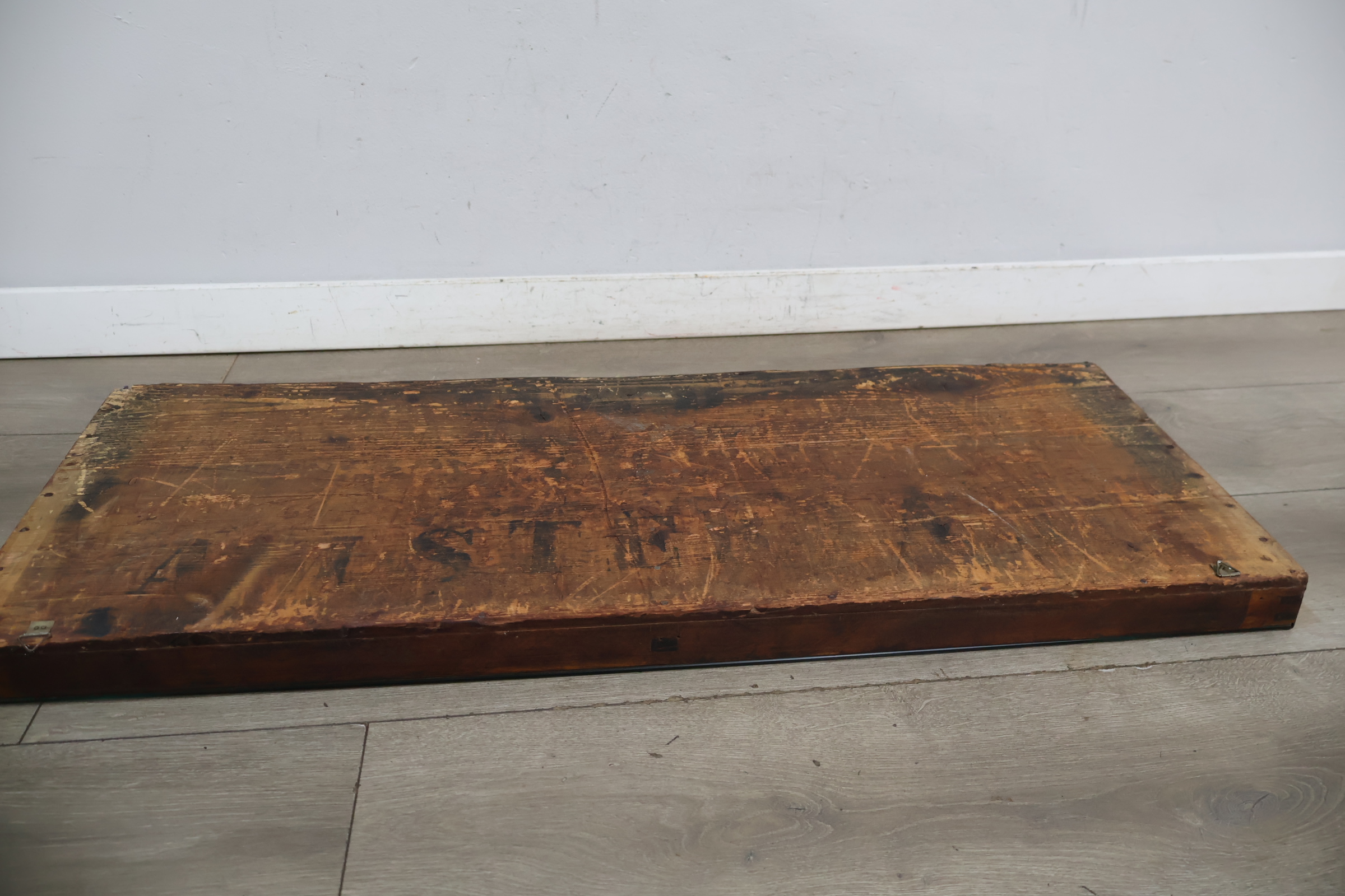 Houten letterbak met glazen voorzijde – foto 16 – kavel bij GSD Auctions, Zoeterwoude