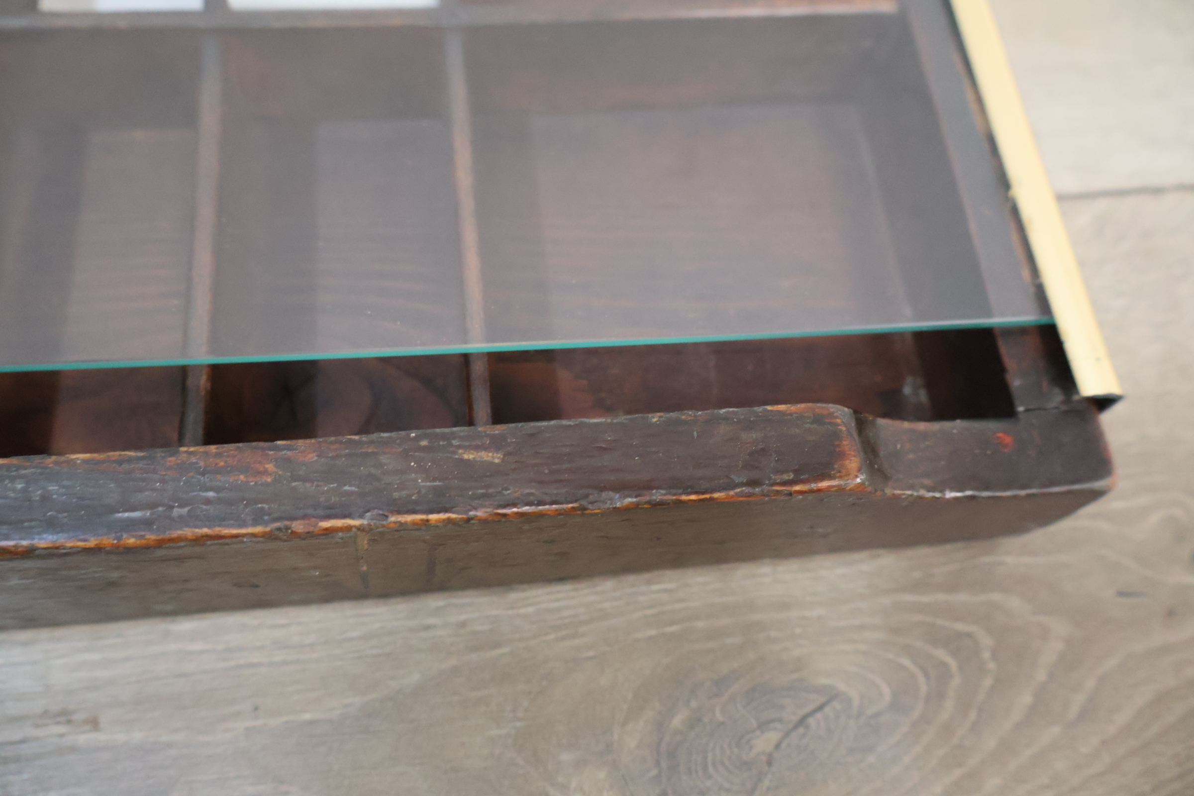 Houten letterbak met glazen voorzijde – foto 19 – kavel bij GSD Auctions, Zoeterwoude