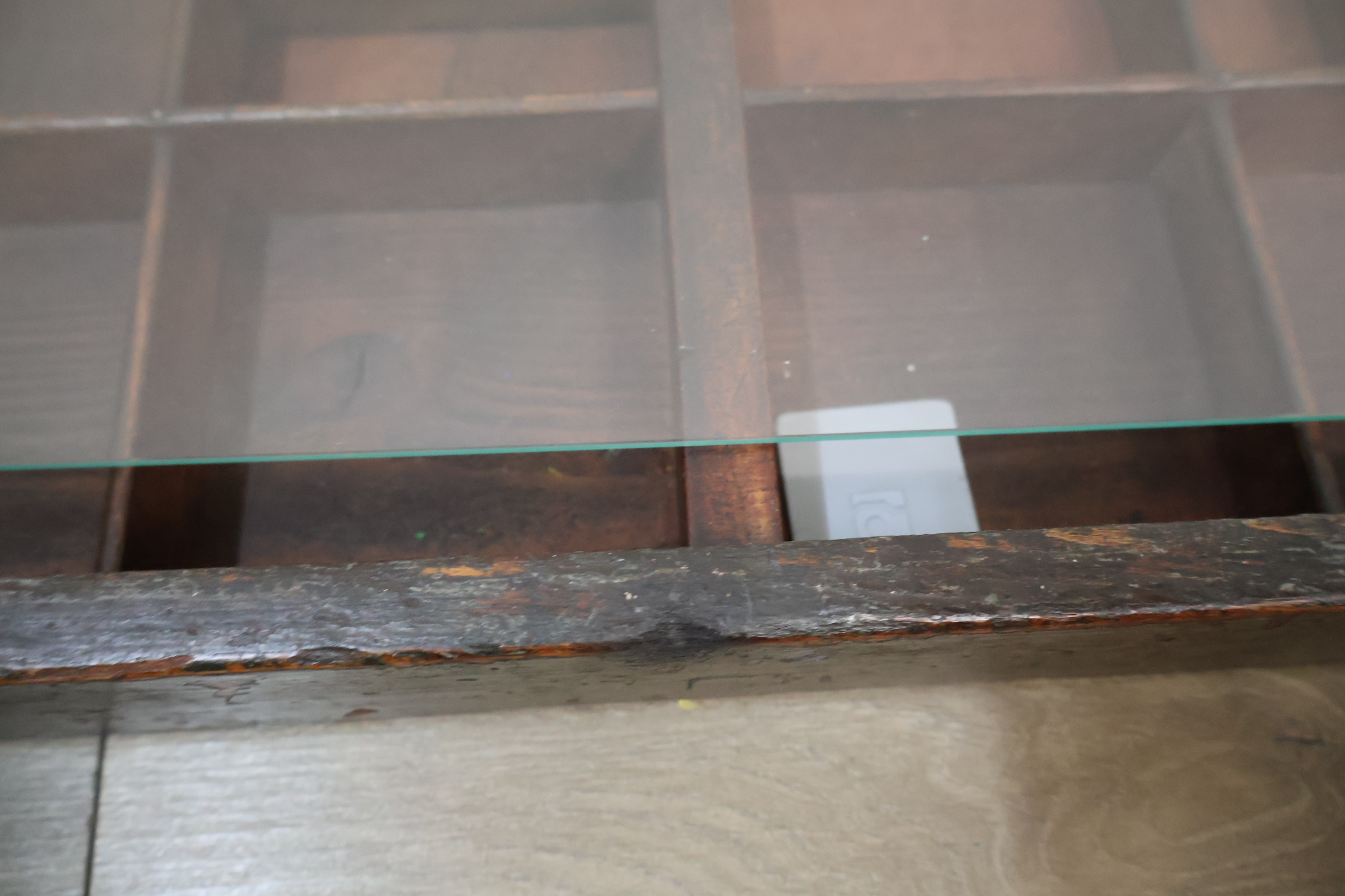Houten letterbak met glazen voorzijde – foto 20 – kavel bij GSD Auctions, Zoeterwoude