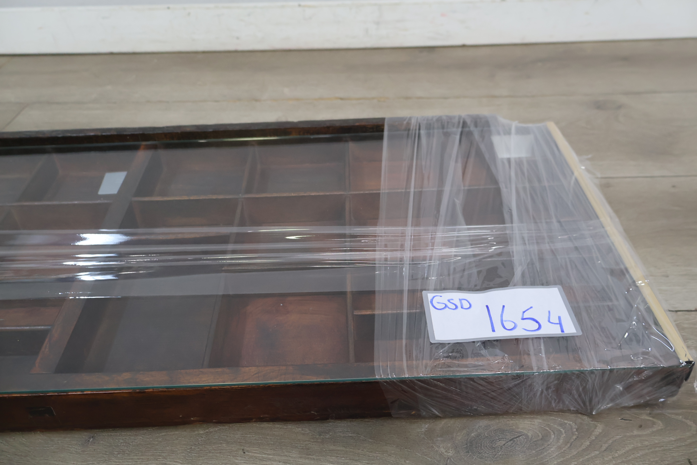 Houten letterbak met glazen voorzijde – foto 25 – kavel bij GSD Auctions, Zoeterwoude
