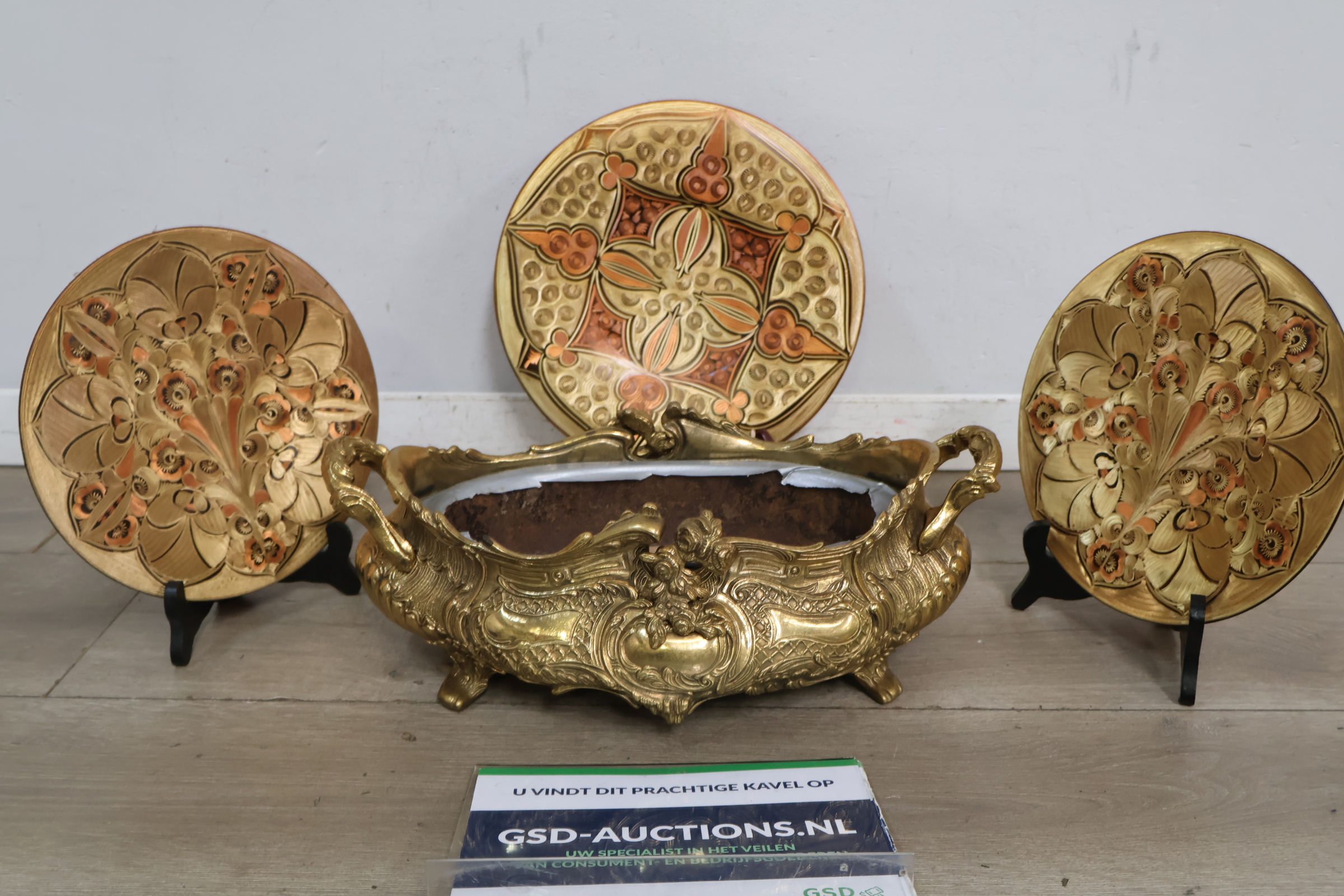 Set antieke goudkleurige decoratieve schalen en sierlijke schaal – foto 2 – kavel bij GSD Auctions, Zoeterwoude