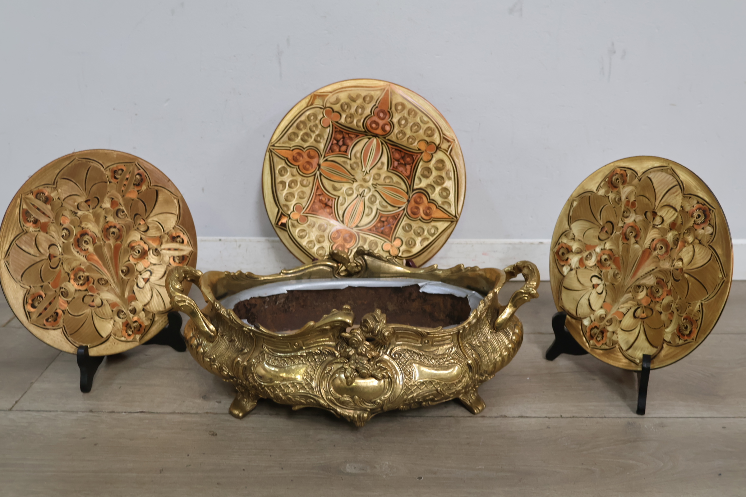 Set antieke goudkleurige decoratieve schalen en sierlijke schaal – foto 3 – kavel bij GSD Auctions, Zoeterwoude