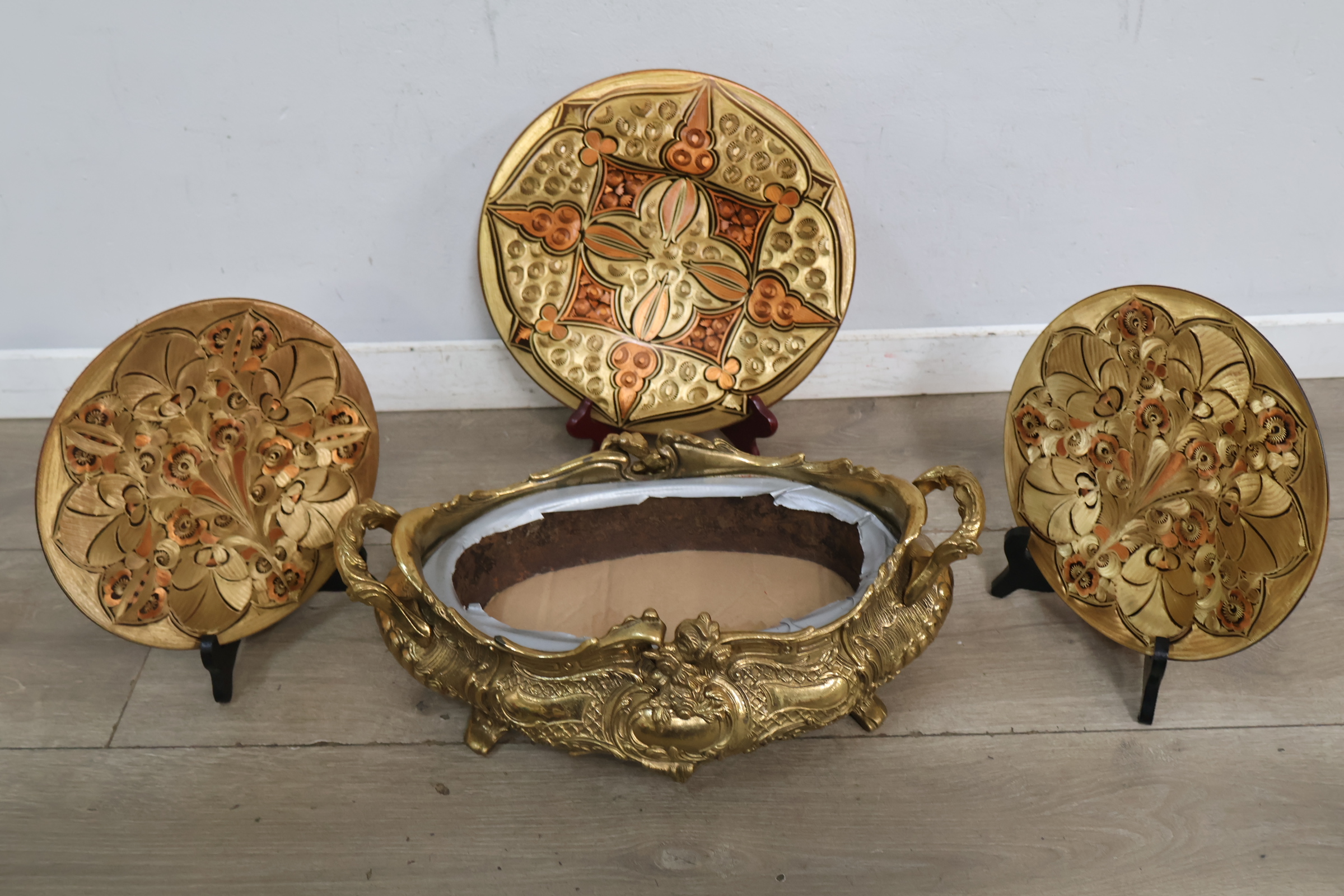 Set antieke goudkleurige decoratieve schalen en sierlijke schaal – foto 4 – kavel bij GSD Auctions, Zoeterwoude