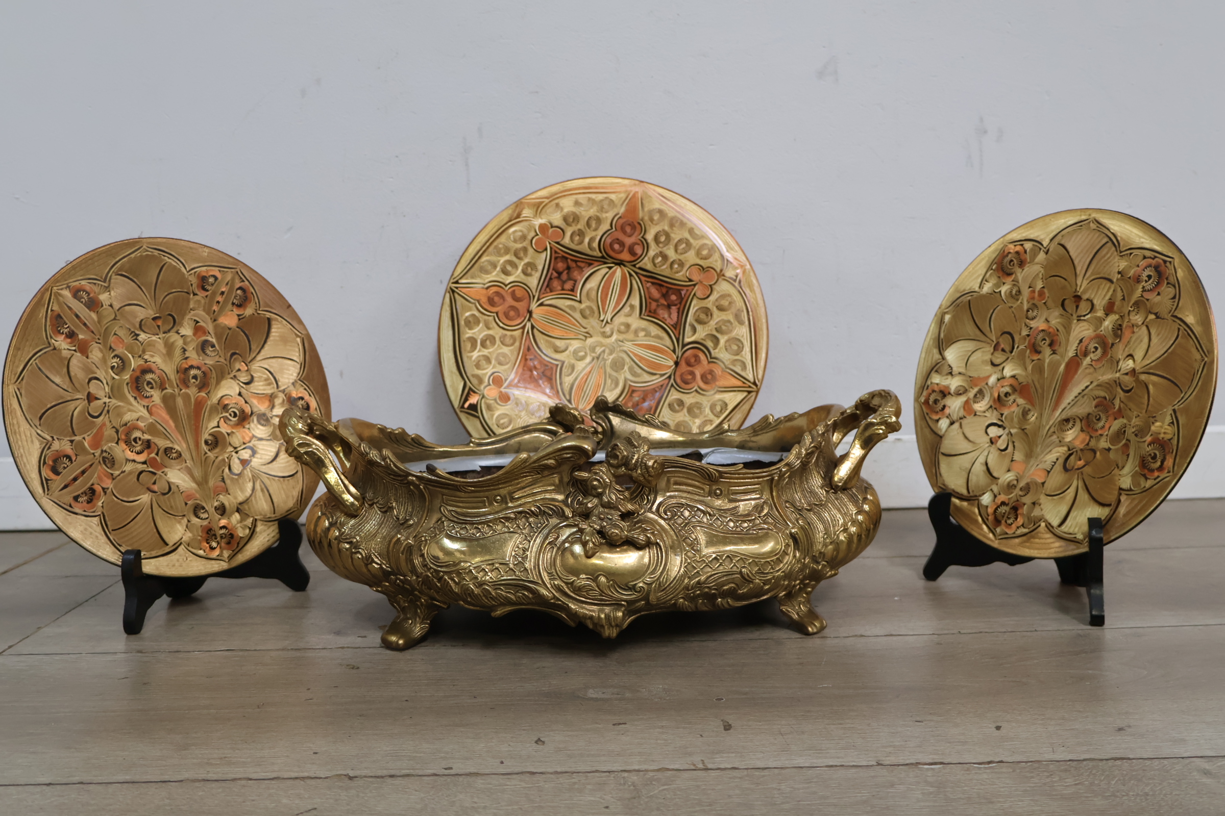 Set antieke goudkleurige decoratieve schalen en sierlijke schaal – foto 5 – kavel bij GSD Auctions, Zoeterwoude