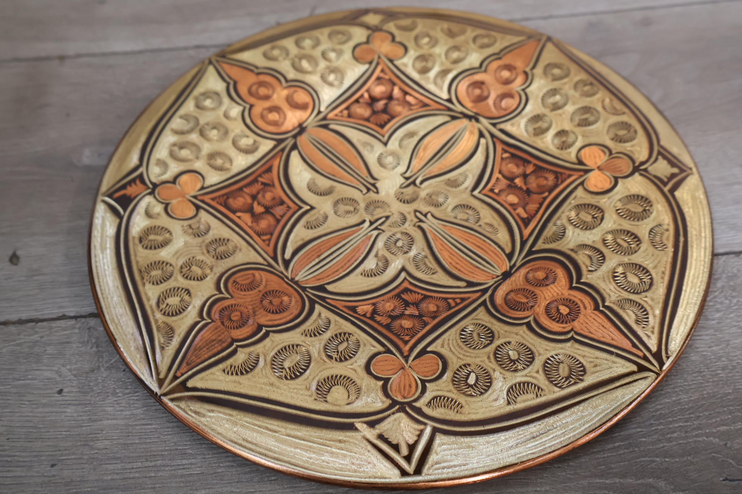 Set antieke goudkleurige decoratieve schalen en sierlijke schaal – foto 13 – kavel bij GSD Auctions, Zoeterwoude