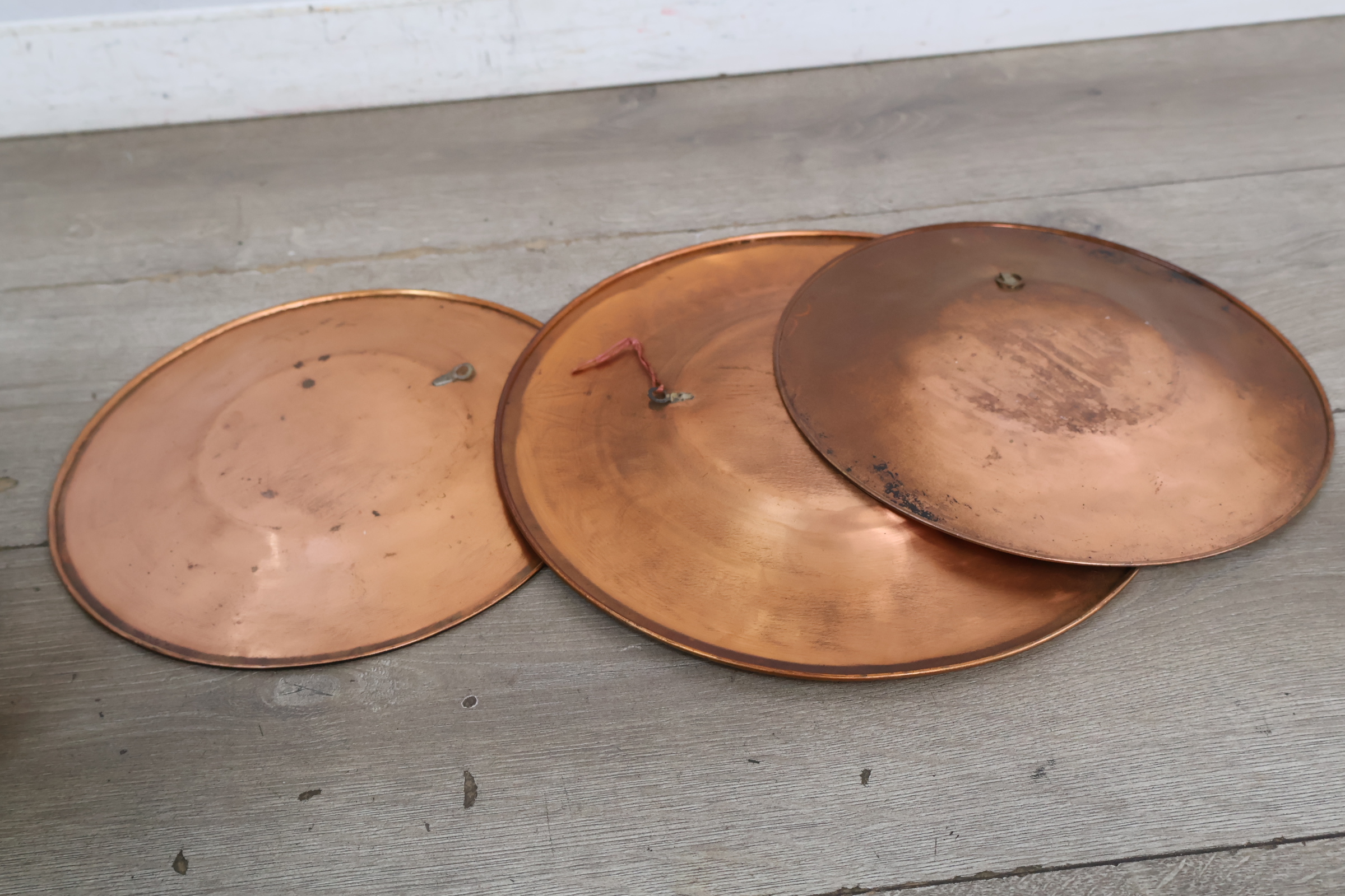 Set antieke goudkleurige decoratieve schalen en sierlijke schaal – foto 15 – kavel bij GSD Auctions, Zoeterwoude