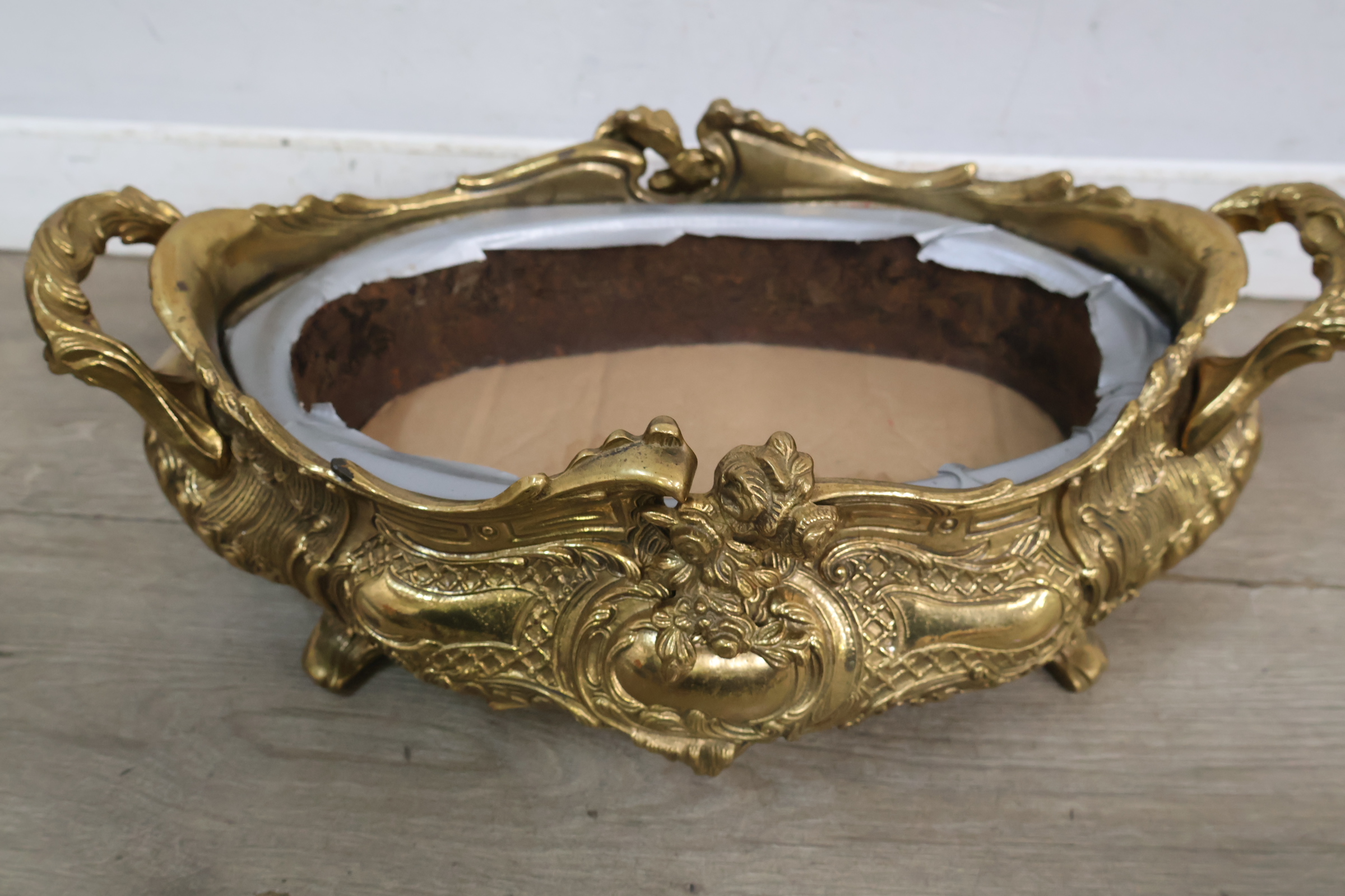 Set antieke goudkleurige decoratieve schalen en sierlijke schaal – foto 17 – kavel bij GSD Auctions, Zoeterwoude