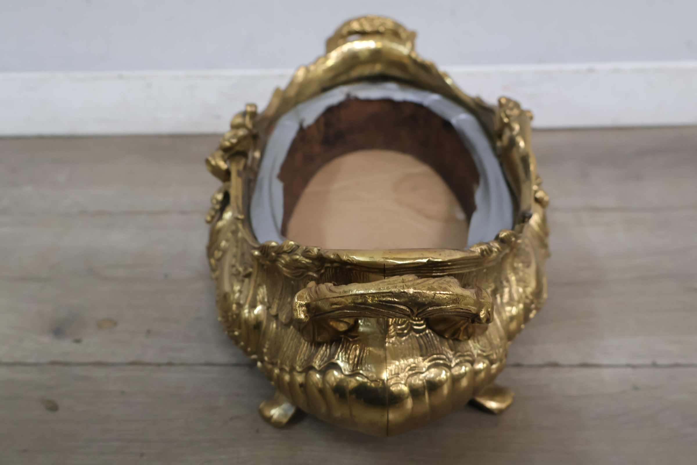 Set antieke goudkleurige decoratieve schalen en sierlijke schaal – foto 18 – kavel bij GSD Auctions, Zoeterwoude