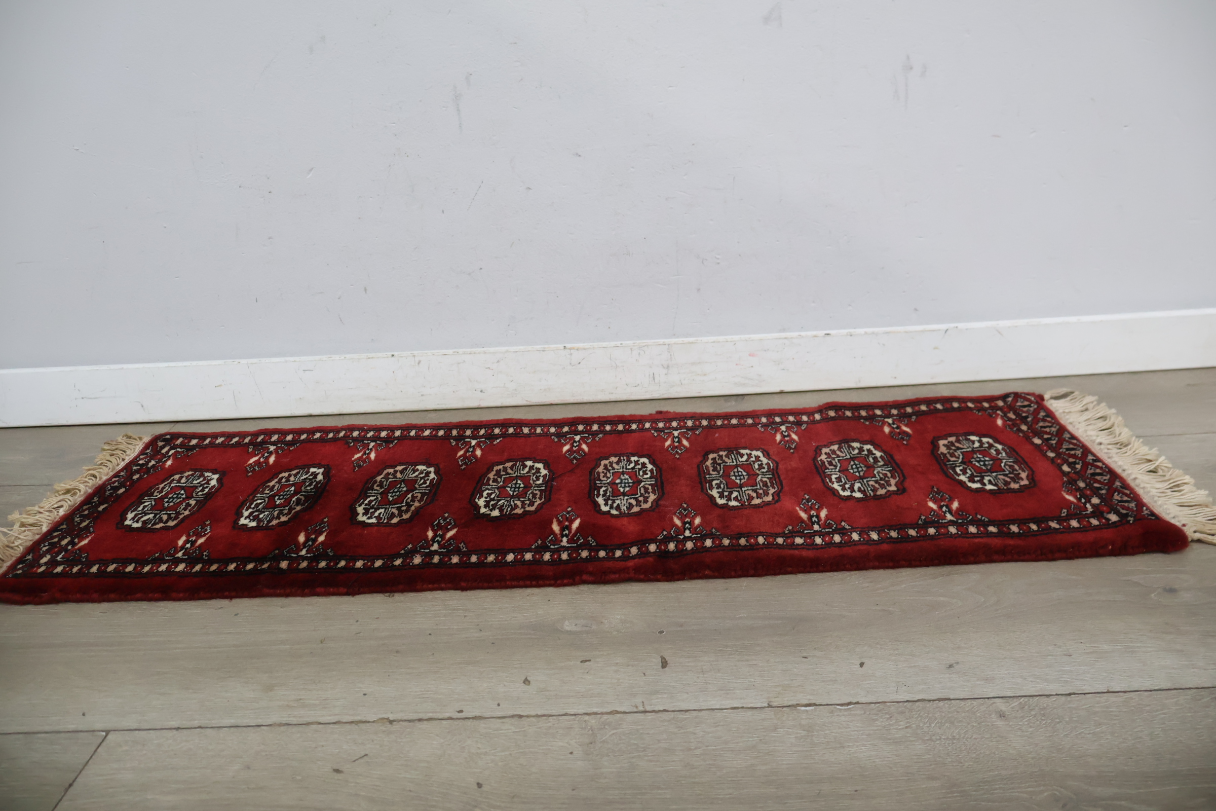Rode loper met decoratief patroon – foto 3 – kavel bij GSD Auctions, Zoeterwoude