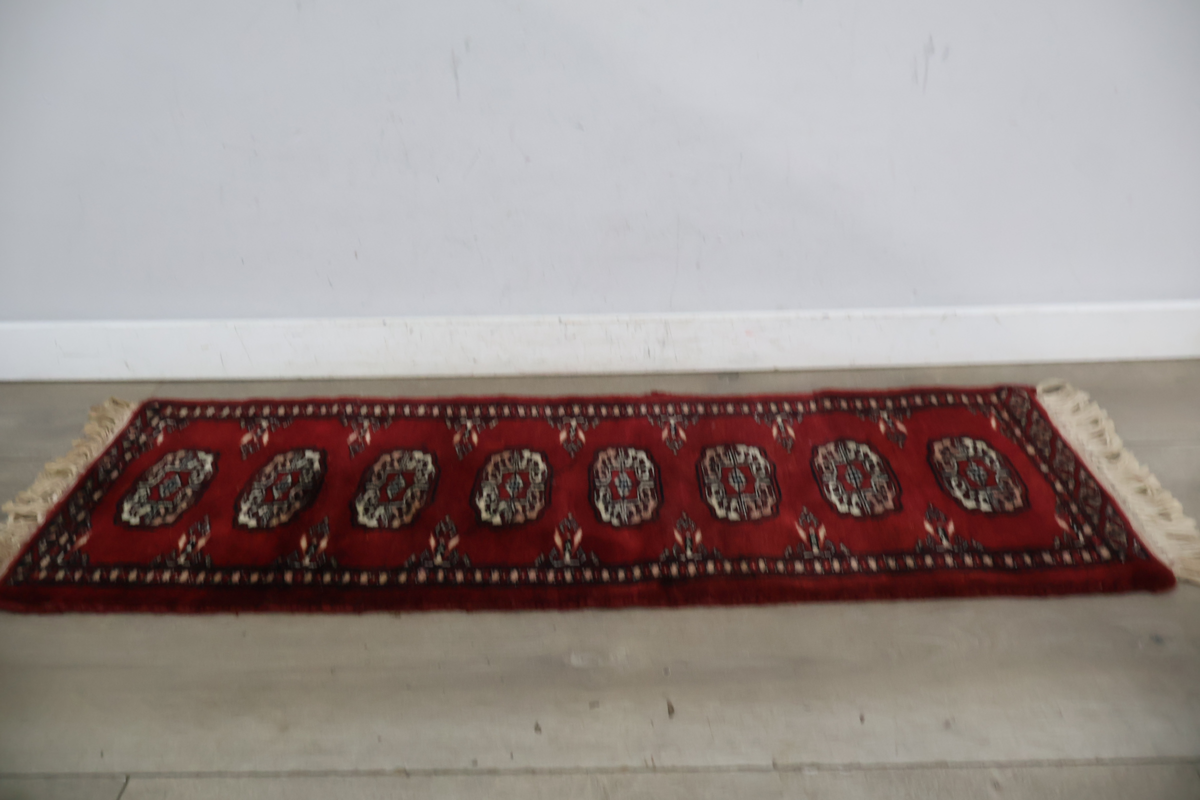 Rode loper met decoratief patroon – foto 4 – kavel bij GSD Auctions, Zoeterwoude