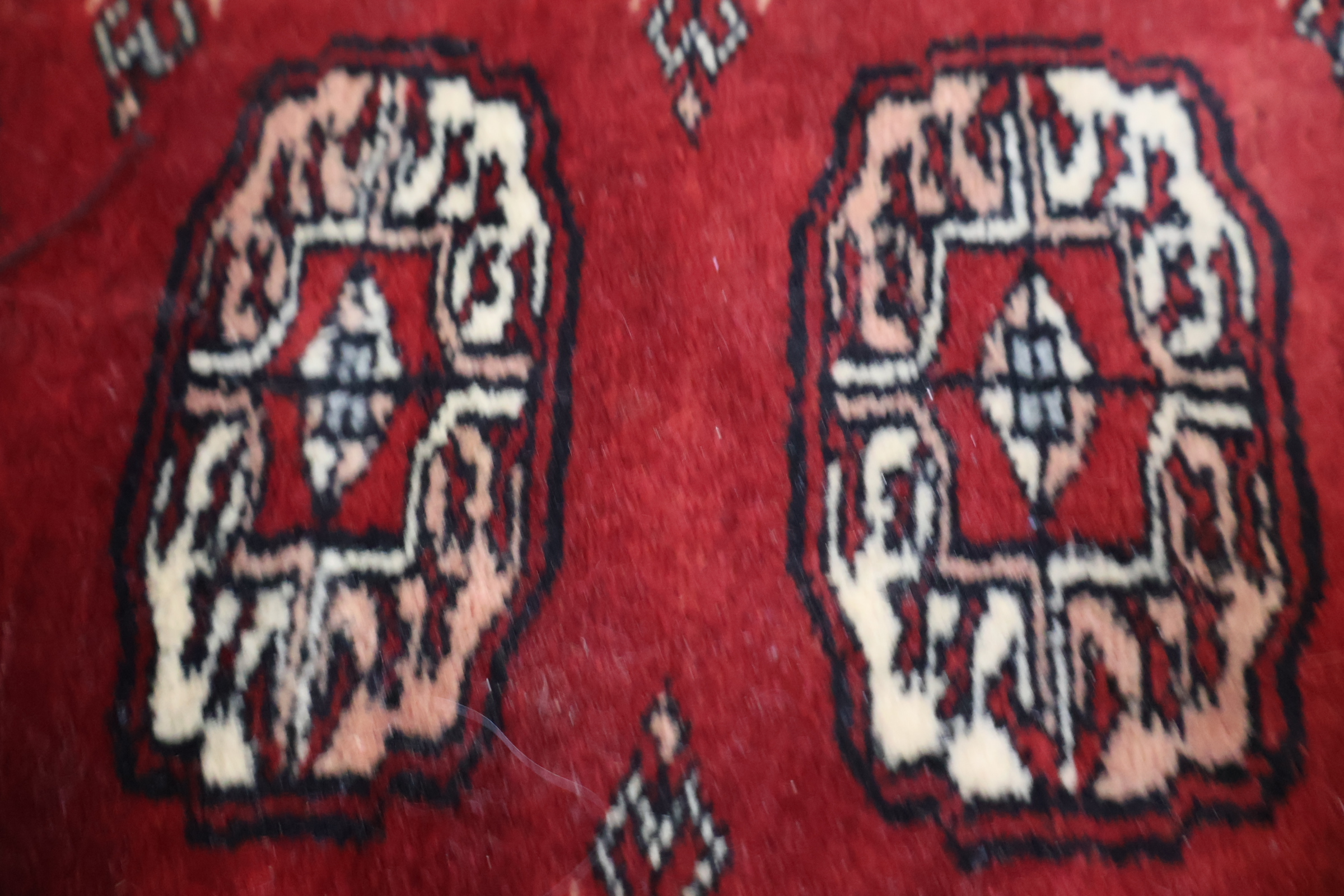 Rode loper met decoratief patroon – foto 5 – kavel bij GSD Auctions, Zoeterwoude