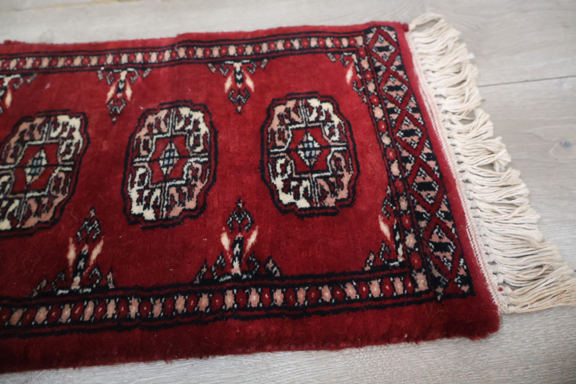 Rode loper met decoratief patroon – foto 7 – kavel bij GSD Auctions, Zoeterwoude
