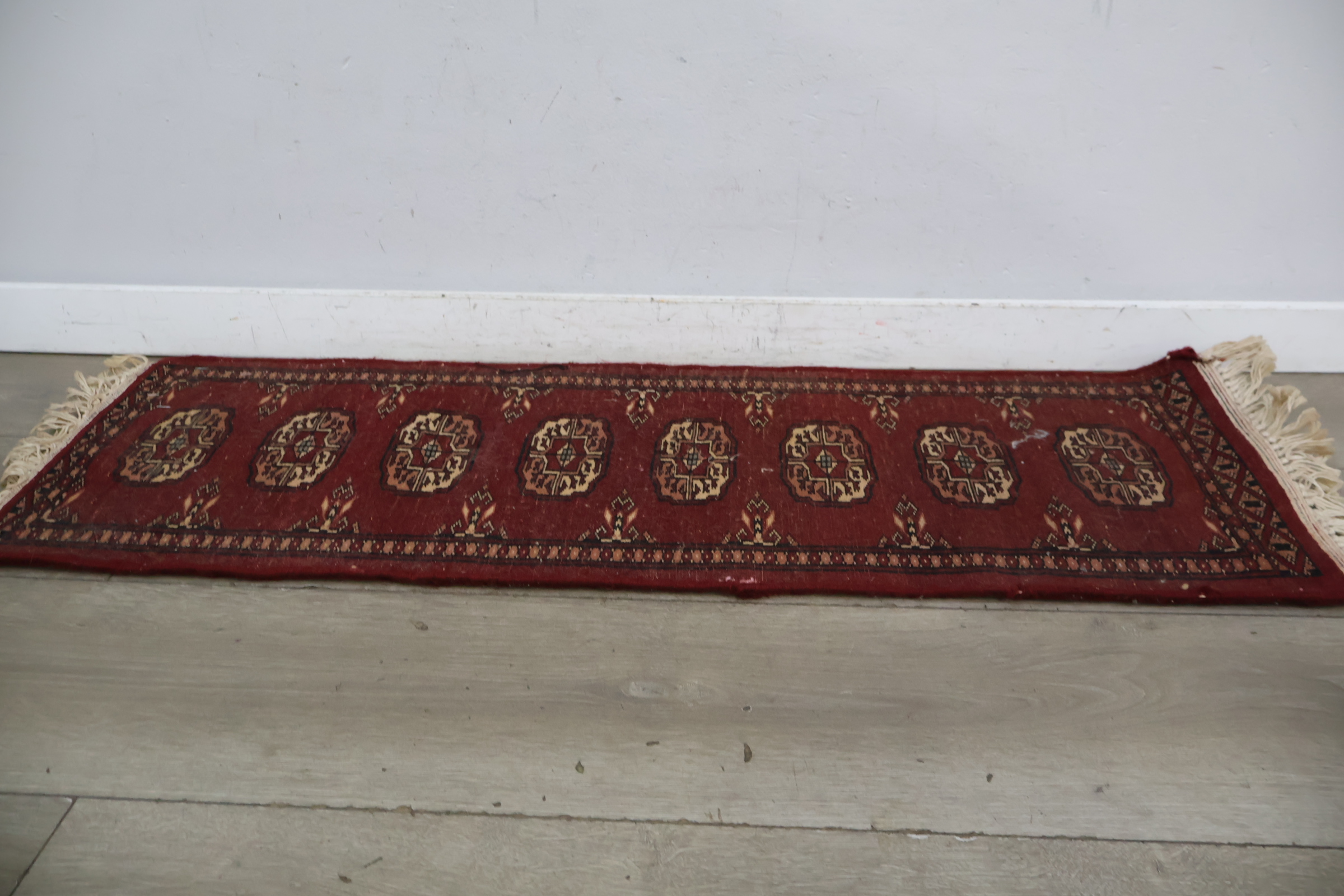 Rode loper met decoratief patroon – foto 9 – kavel bij GSD Auctions, Zoeterwoude