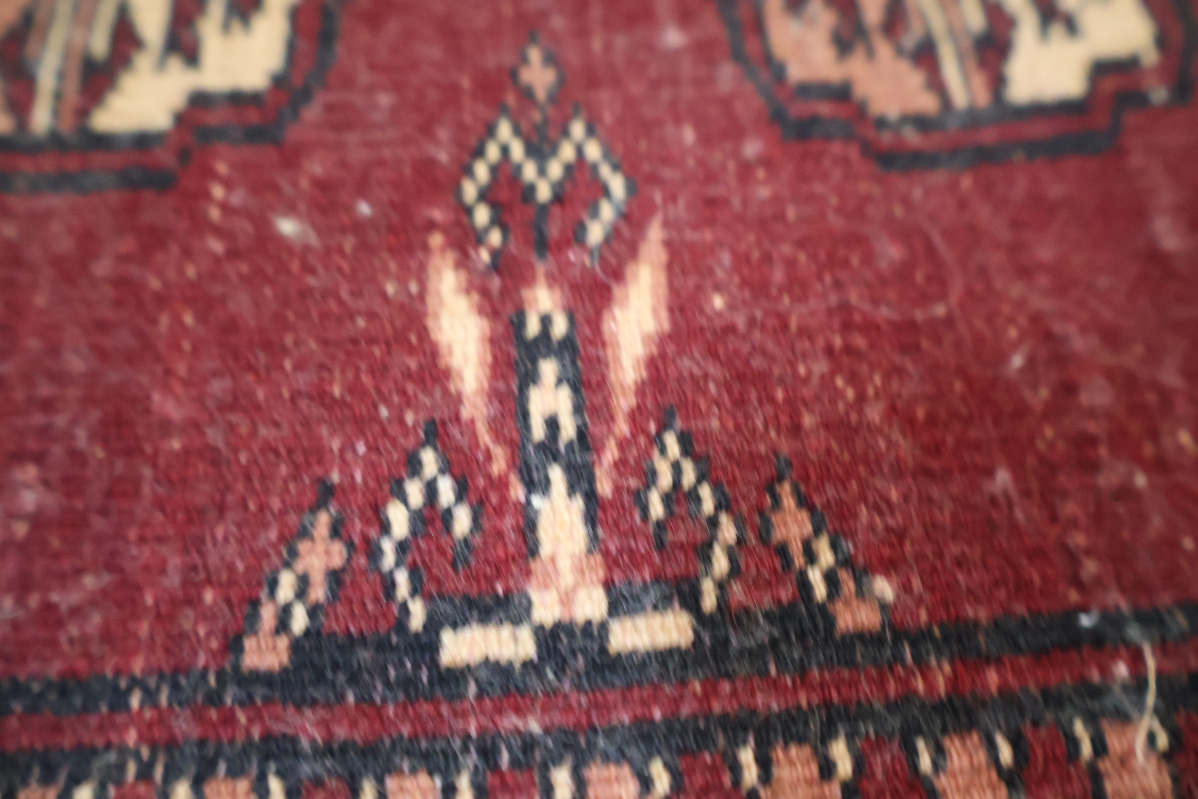 Rode loper met decoratief patroon – foto 11 – kavel bij GSD Auctions, Zoeterwoude