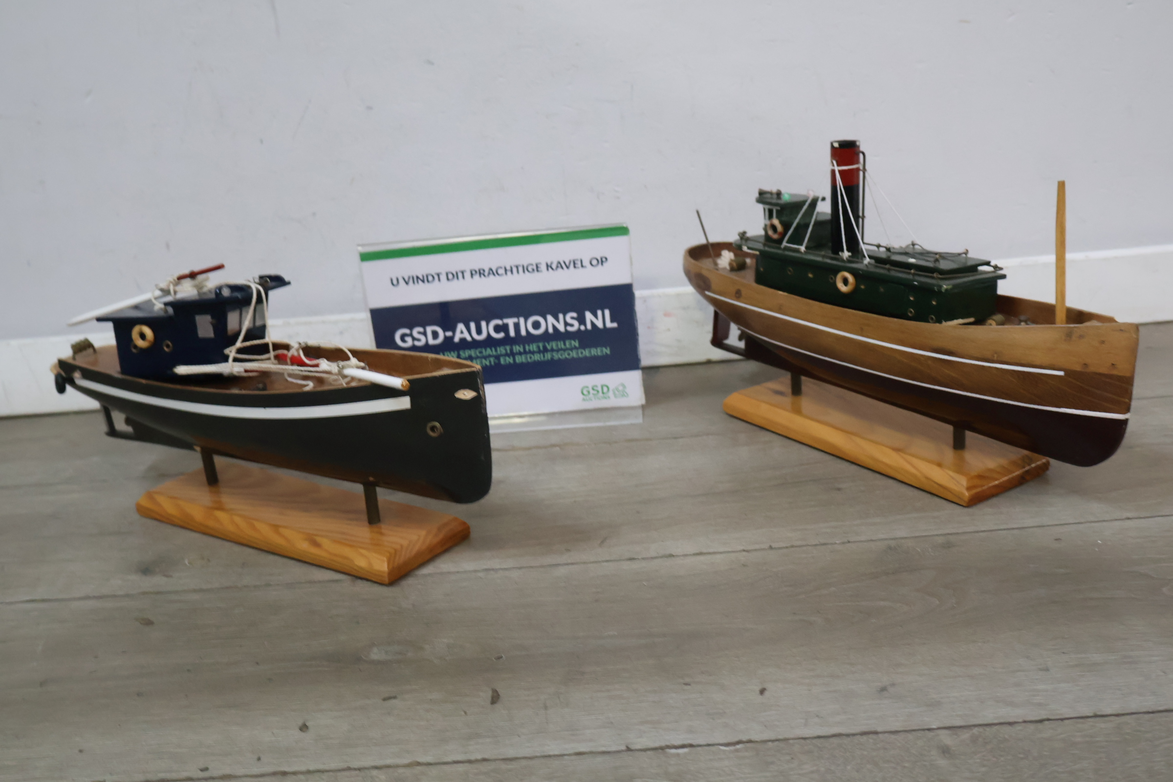 Set van twee houten modelboten met standaards – foto 2 – kavel bij GSD Auctions, Zoeterwoude