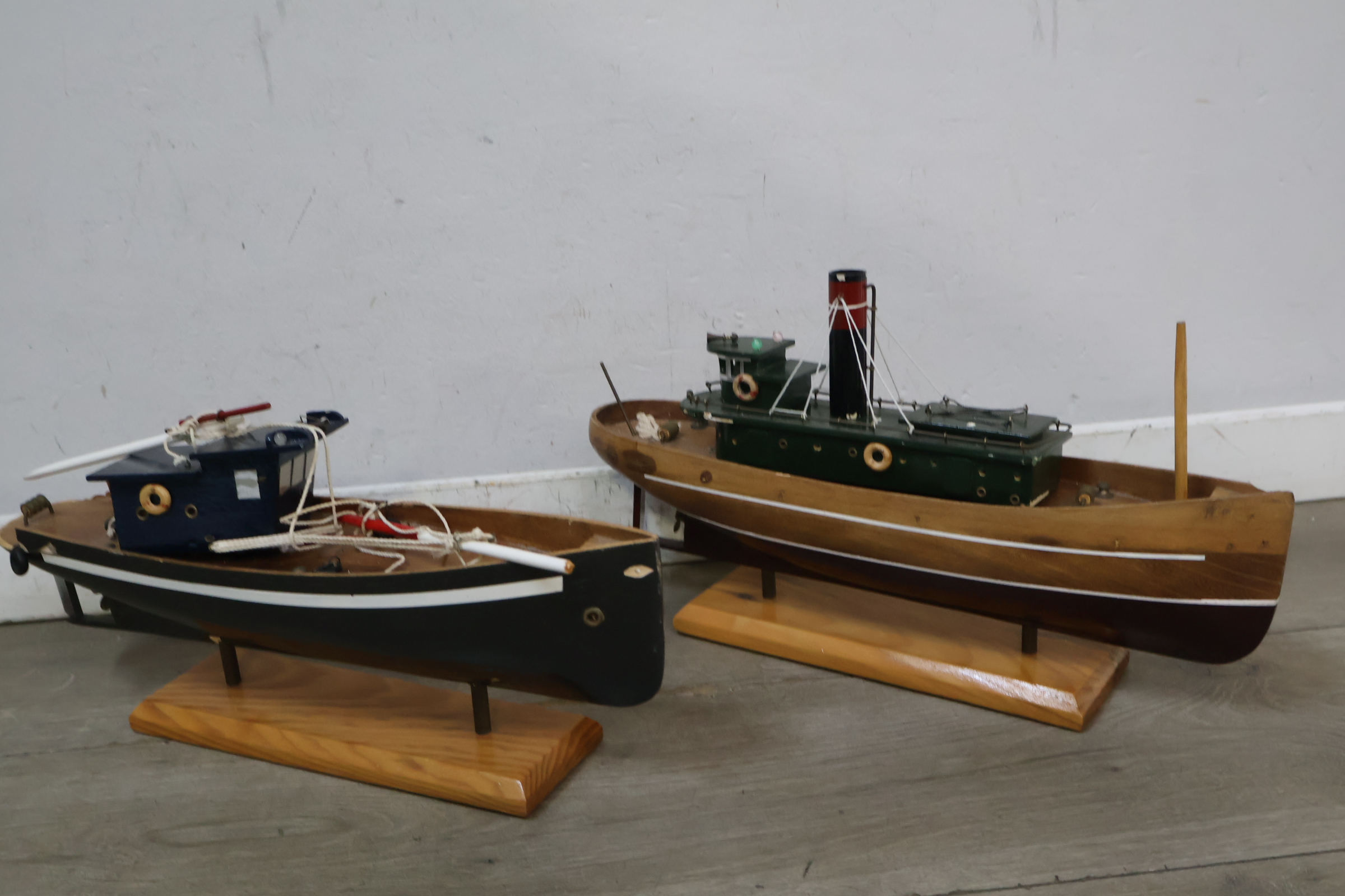 Set van twee houten modelboten met standaards – foto 3 – kavel bij GSD Auctions, Zoeterwoude