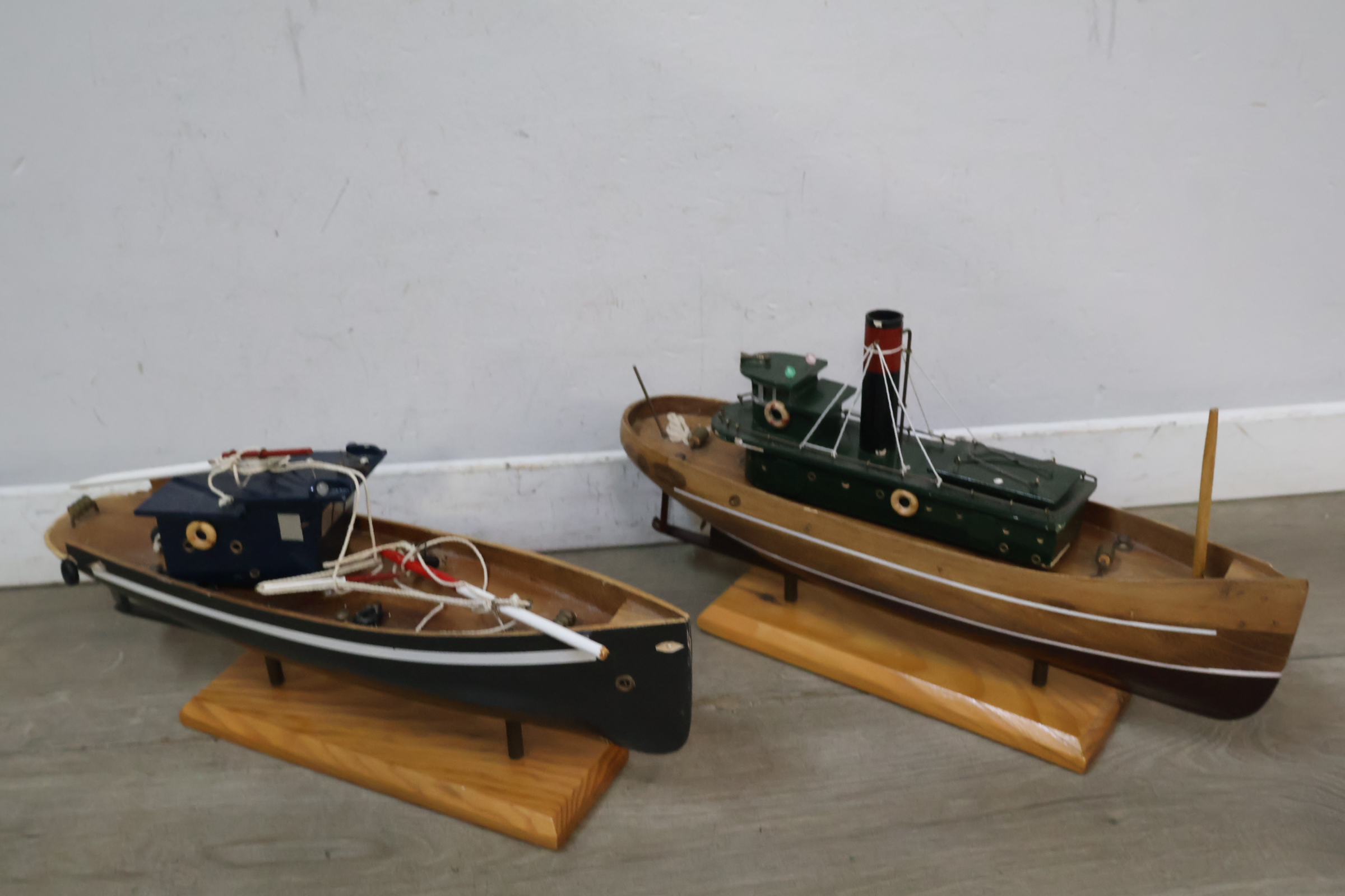 Set van twee houten modelboten met standaards – foto 4 – kavel bij GSD Auctions, Zoeterwoude