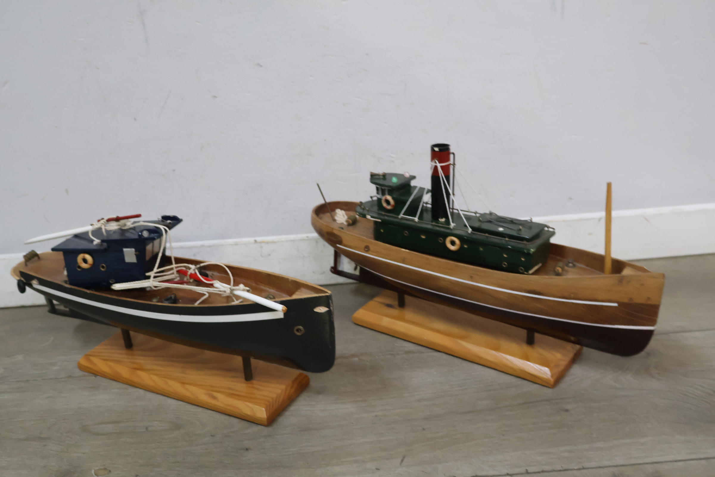 Set van twee houten modelboten met standaards – foto 5 – kavel bij GSD Auctions, Zoeterwoude