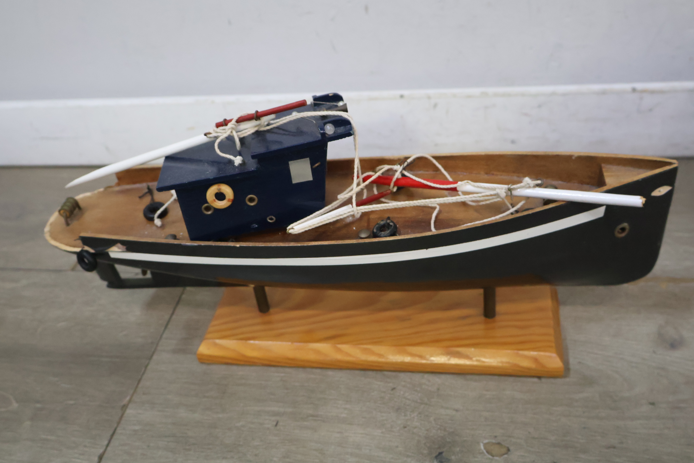 Set van twee houten modelboten met standaards – foto 6 – kavel bij GSD Auctions, Zoeterwoude