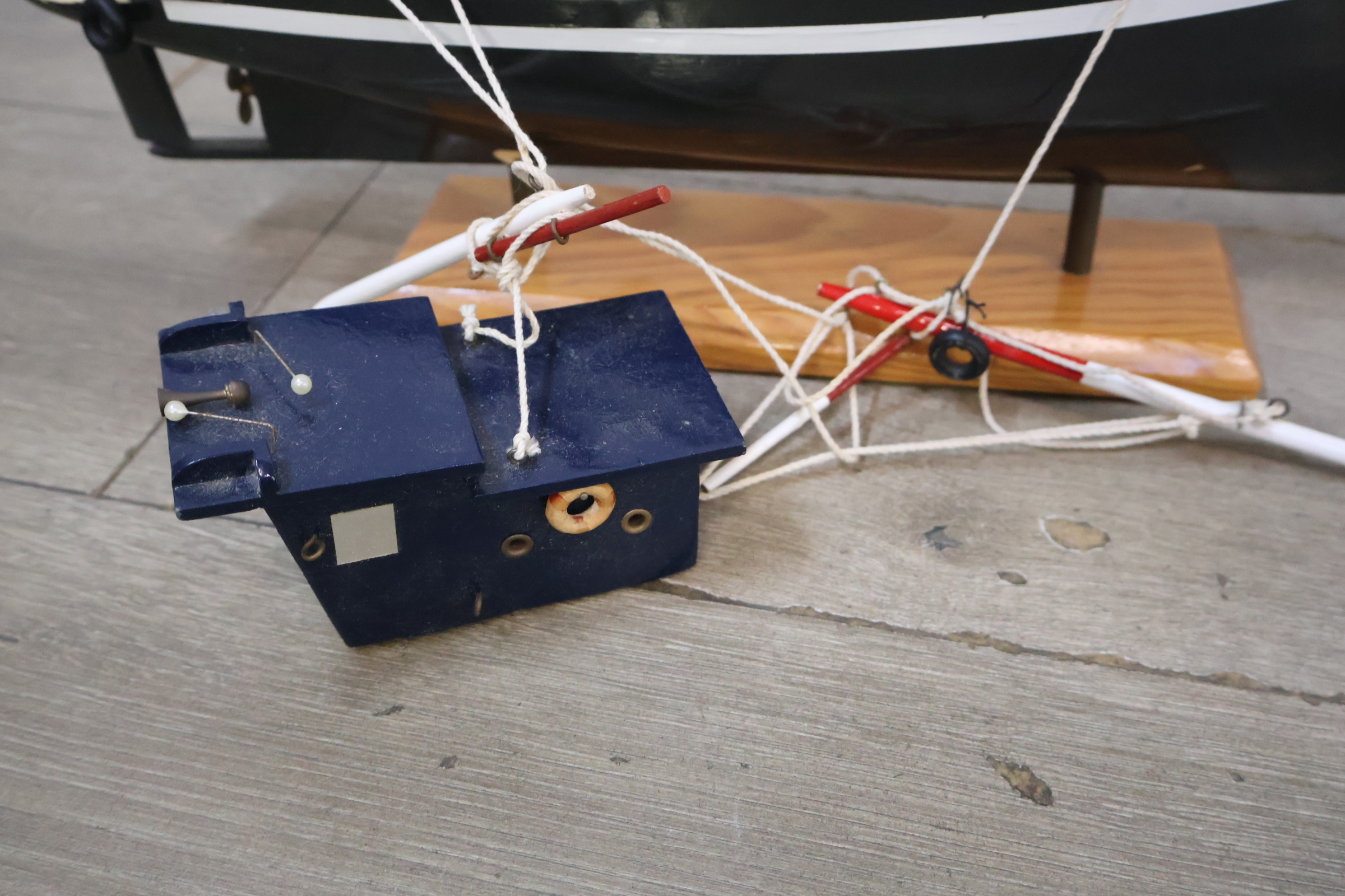 Set van twee houten modelboten met standaards – foto 7 – kavel bij GSD Auctions, Zoeterwoude