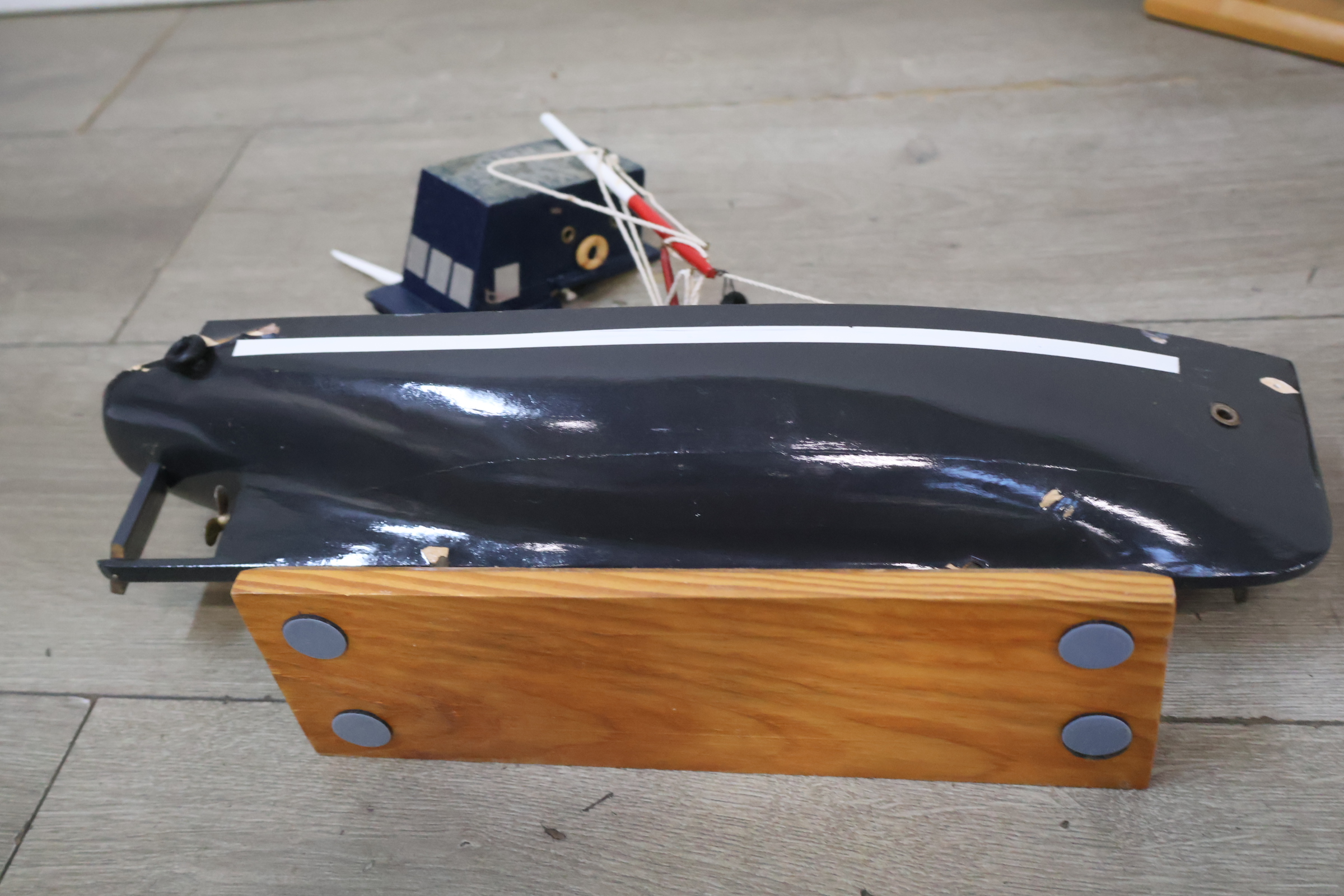 Set van twee houten modelboten met standaards – foto 8 – kavel bij GSD Auctions, Zoeterwoude