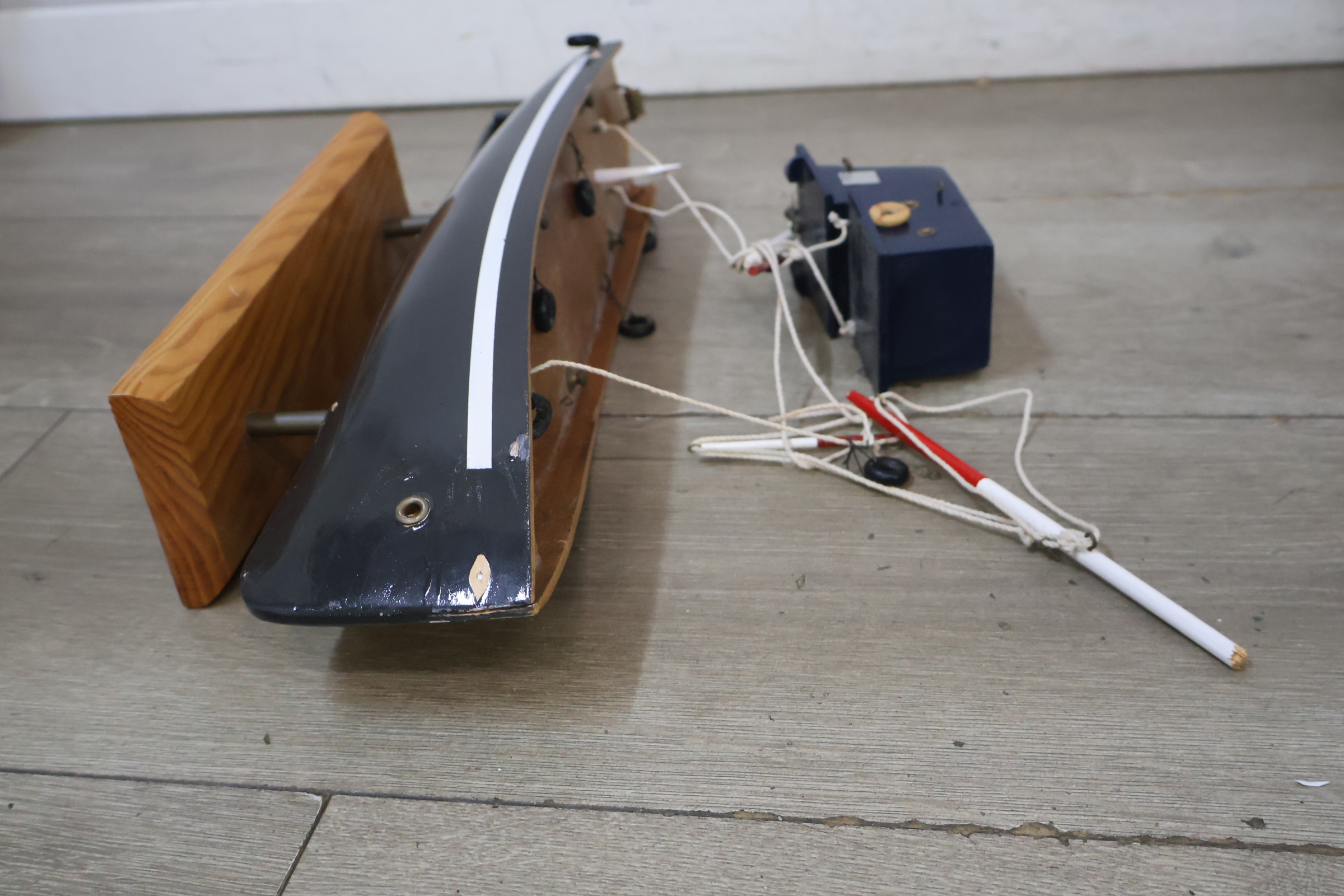 Set van twee houten modelboten met standaards – foto 9 – kavel bij GSD Auctions, Zoeterwoude