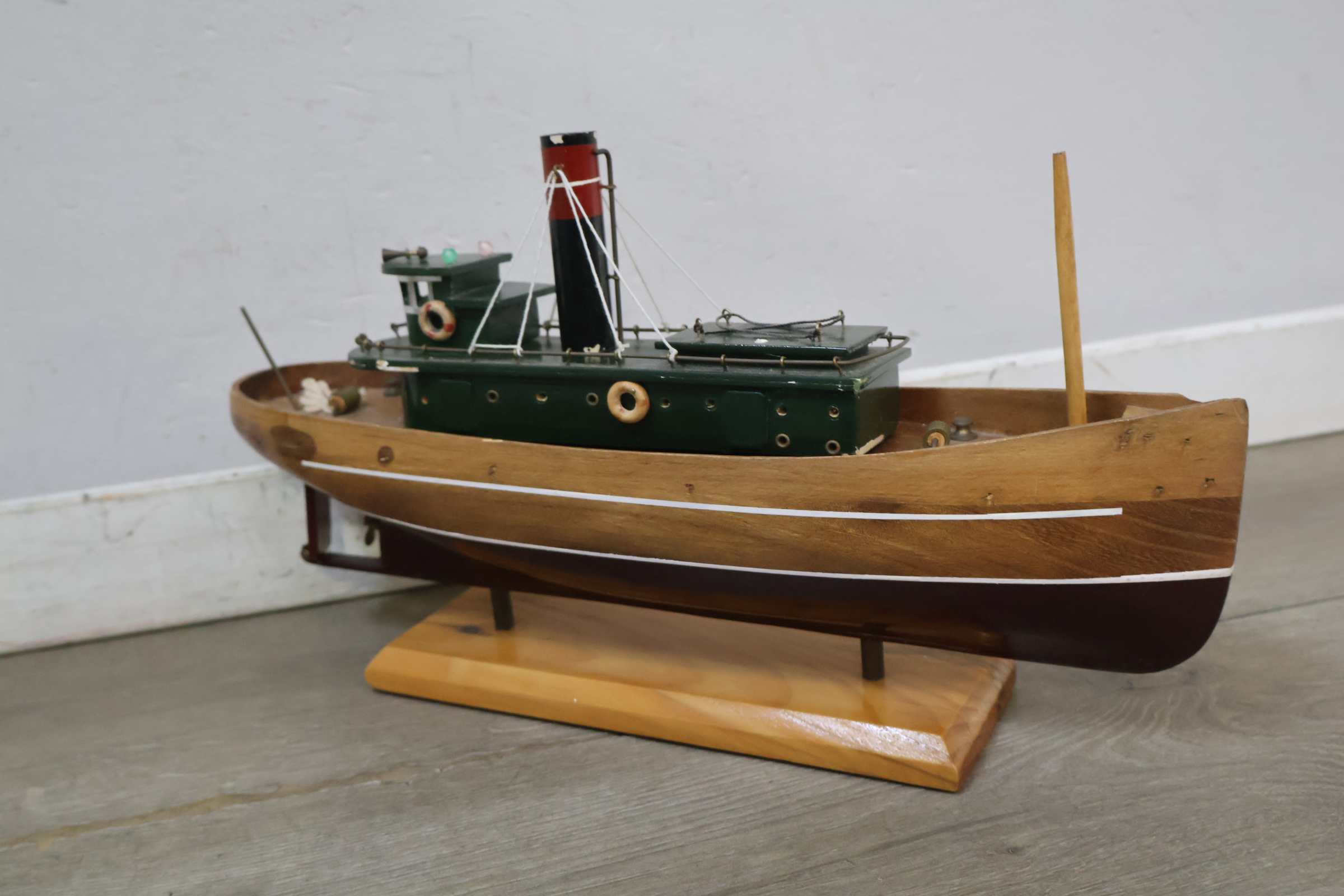 Set van twee houten modelboten met standaards – foto 10 – kavel bij GSD Auctions, Zoeterwoude