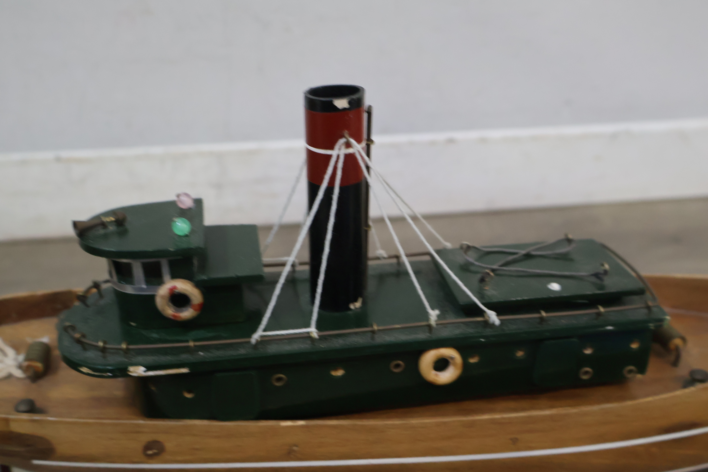Set van twee houten modelboten met standaards – foto 11 – kavel bij GSD Auctions, Zoeterwoude