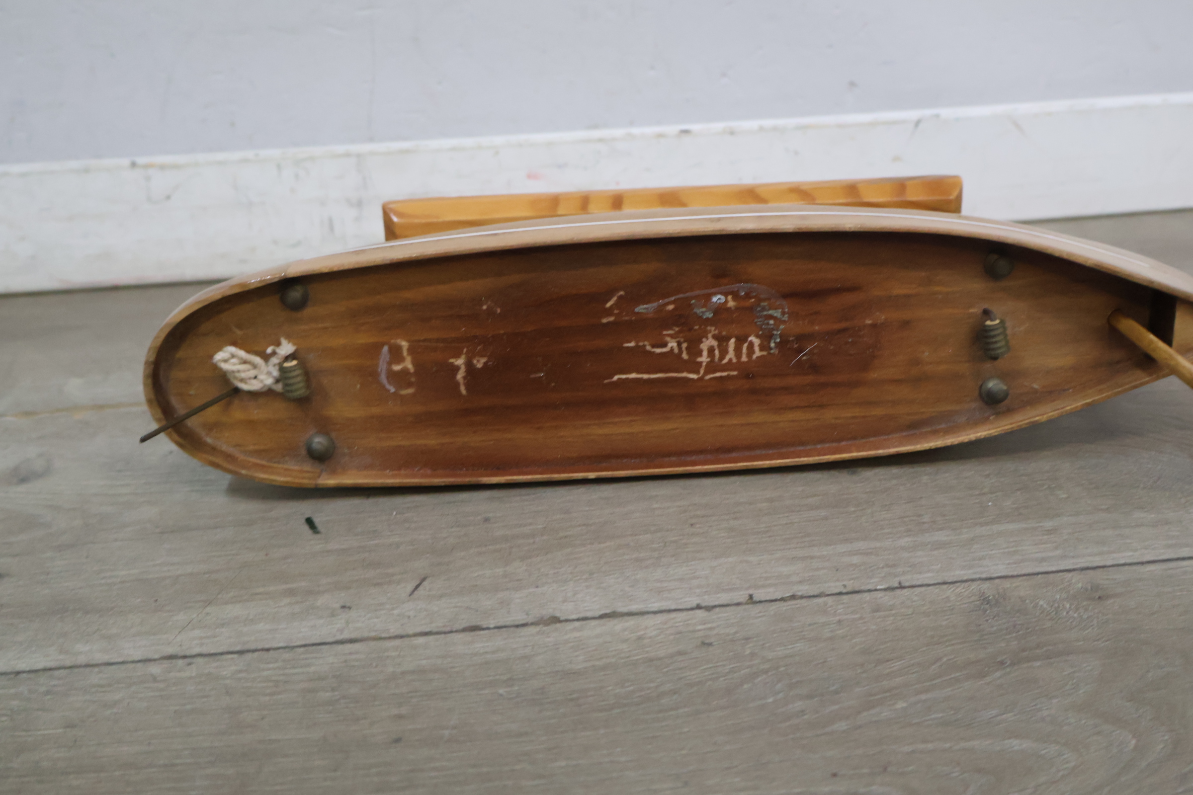 Set van twee houten modelboten met standaards – foto 12 – kavel bij GSD Auctions, Zoeterwoude