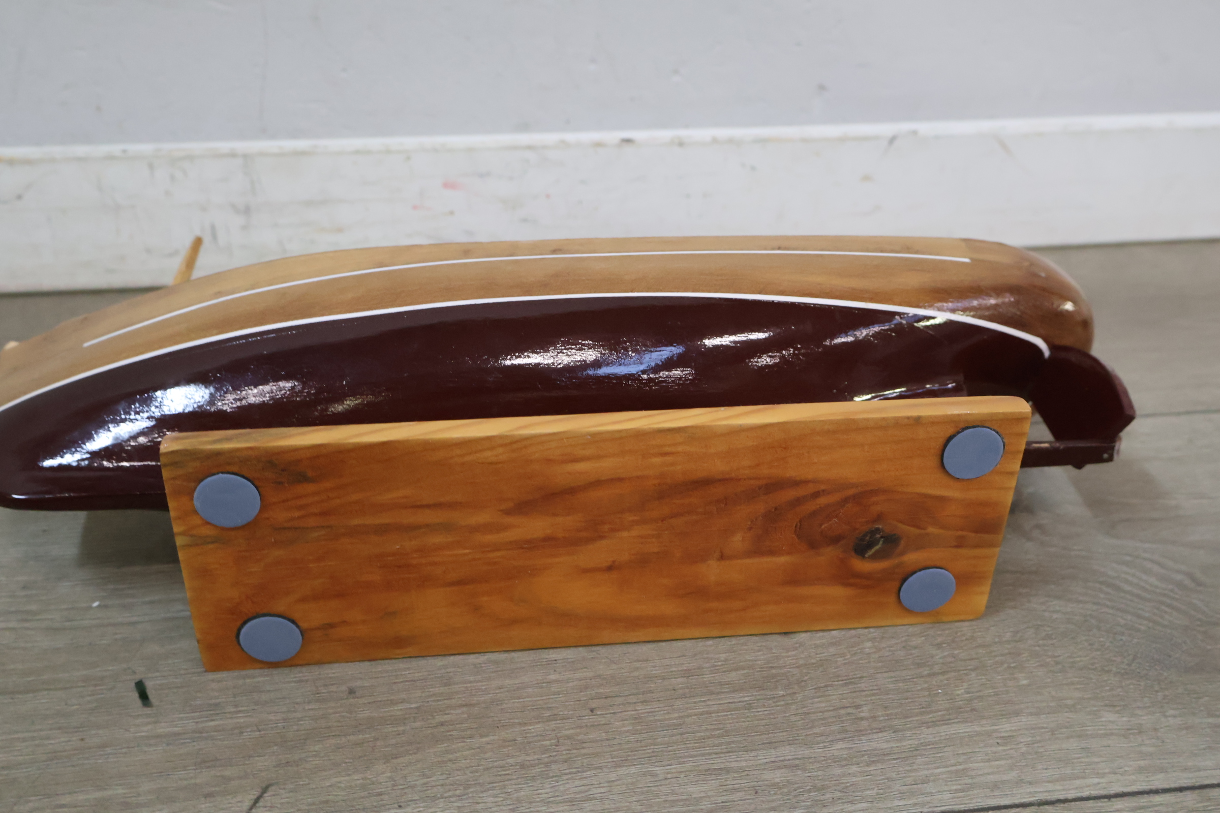 Set van twee houten modelboten met standaards – foto 13 – kavel bij GSD Auctions, Zoeterwoude