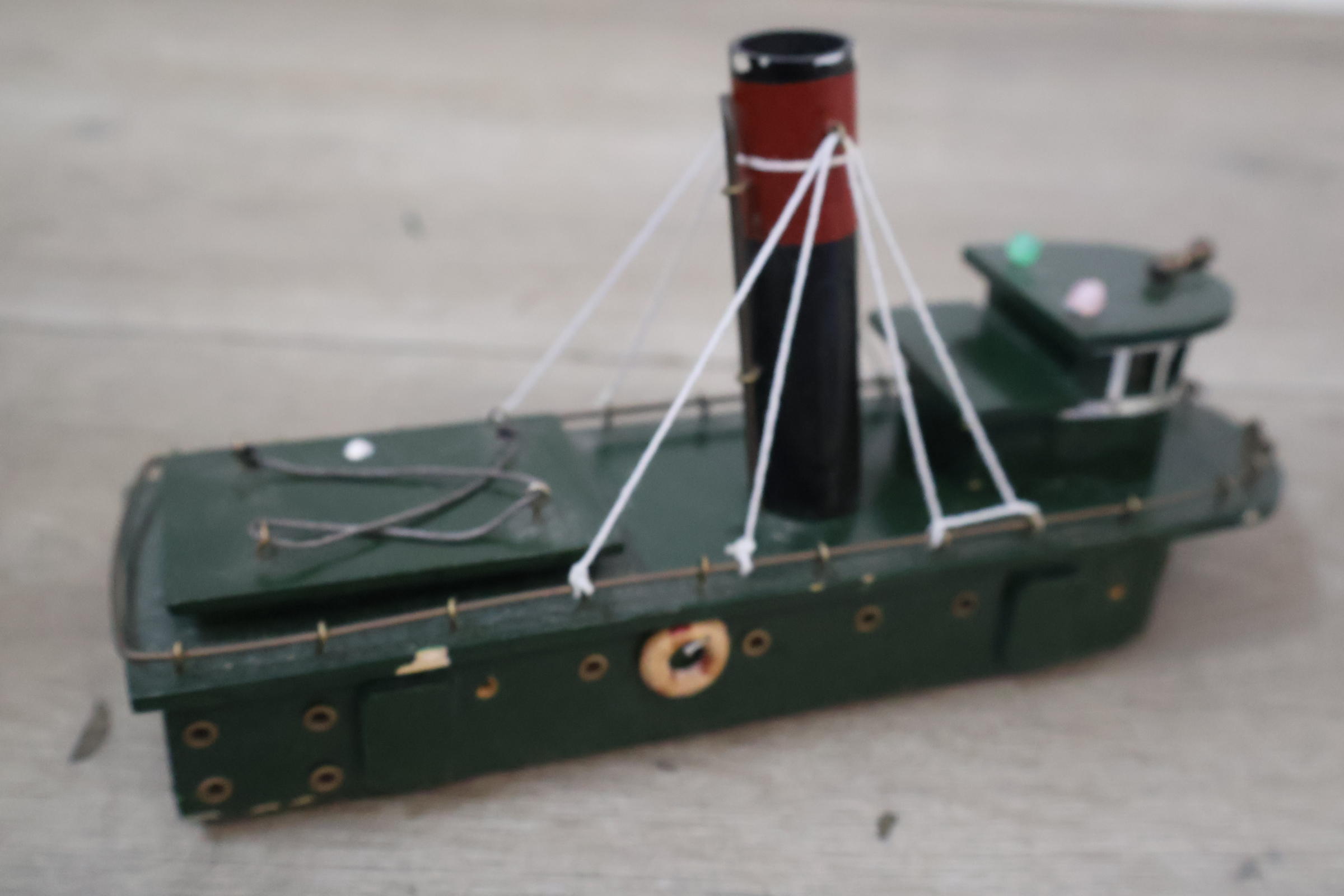 Set van twee houten modelboten met standaards – foto 14 – kavel bij GSD Auctions, Zoeterwoude