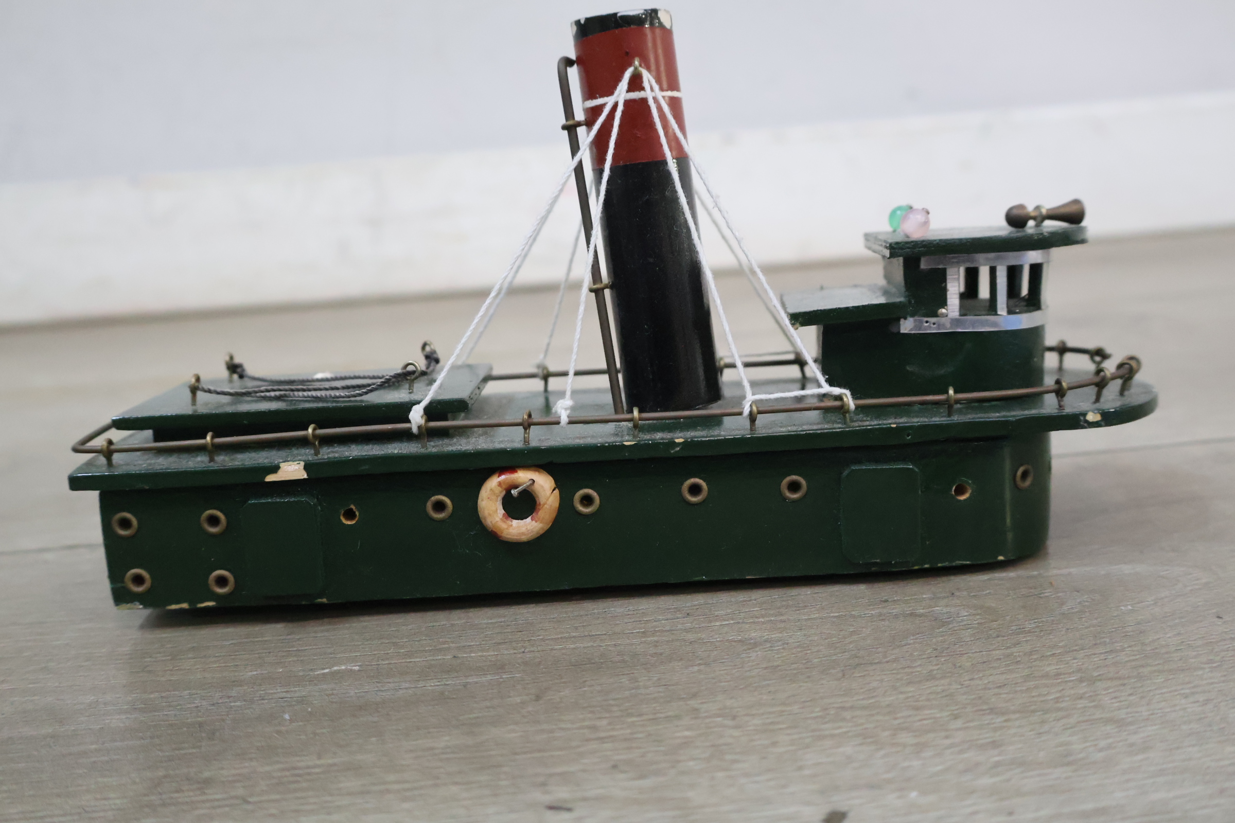Set van twee houten modelboten met standaards – foto 15 – kavel bij GSD Auctions, Zoeterwoude