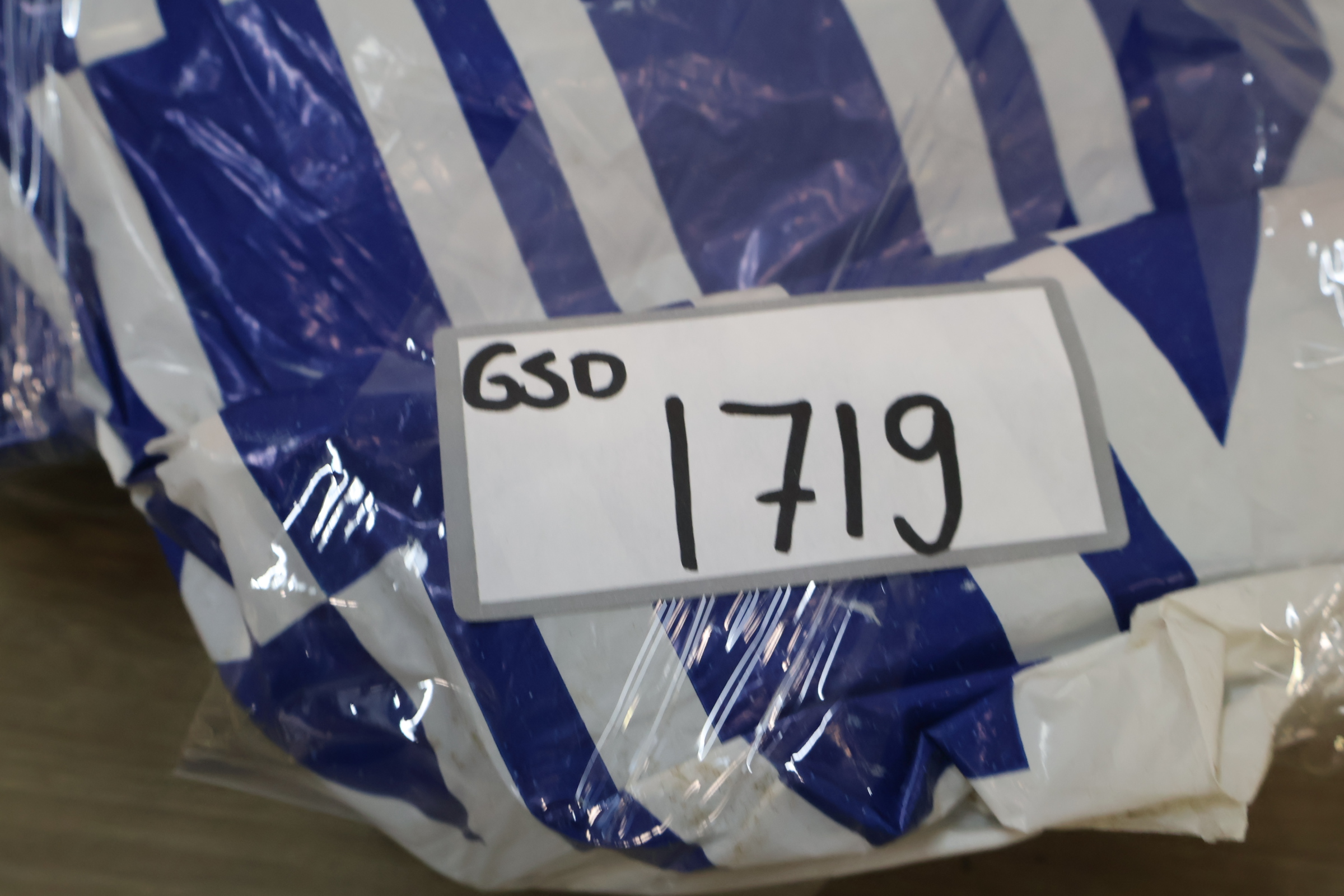 Set van twee houten modelboten met standaards – foto 17 – kavel bij GSD Auctions, Zoeterwoude