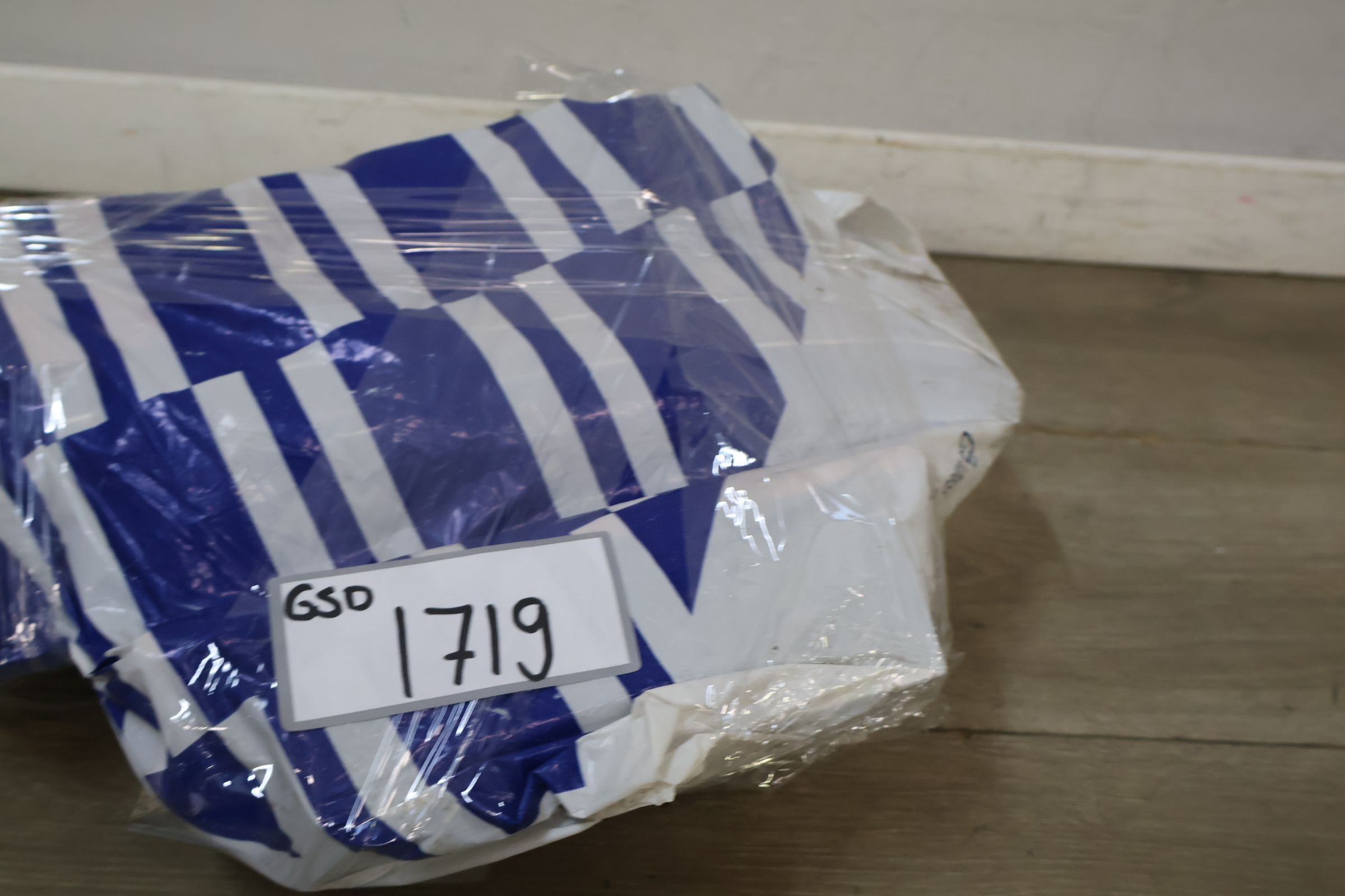 Set van twee houten modelboten met standaards – foto 18 – kavel bij GSD Auctions, Zoeterwoude