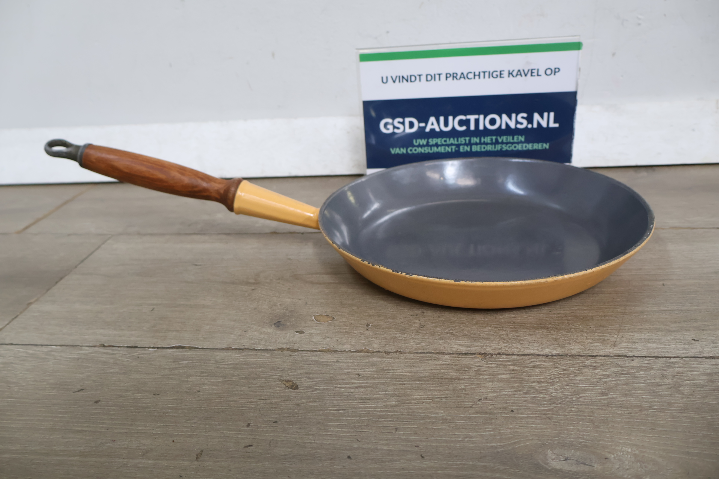 Koekenpan met houten handvat le creuset – foto 2 – kavel bij GSD Auctions, Zoeterwoude