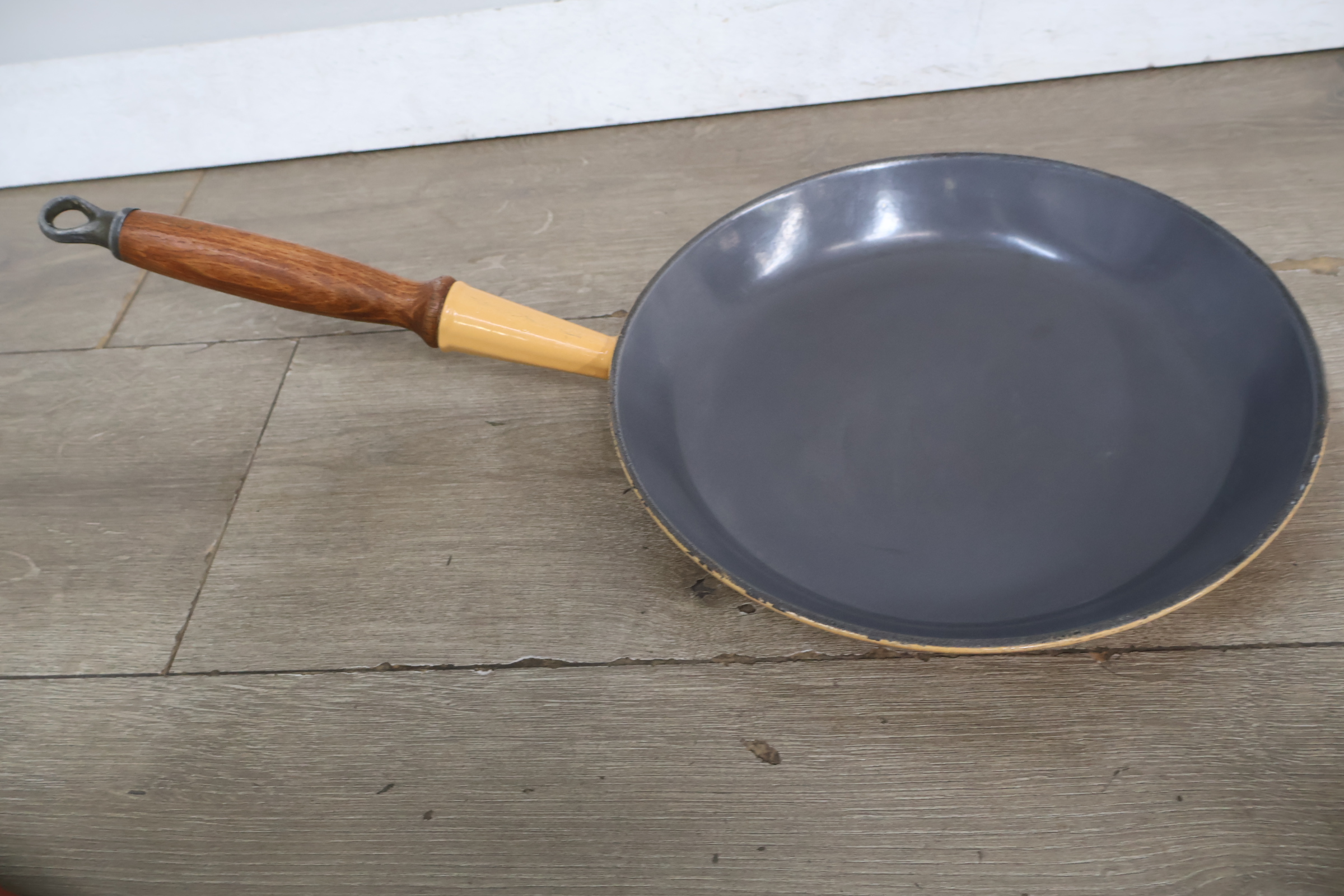 Koekenpan met houten handvat le creuset – foto 3 – kavel bij GSD Auctions, Zoeterwoude
