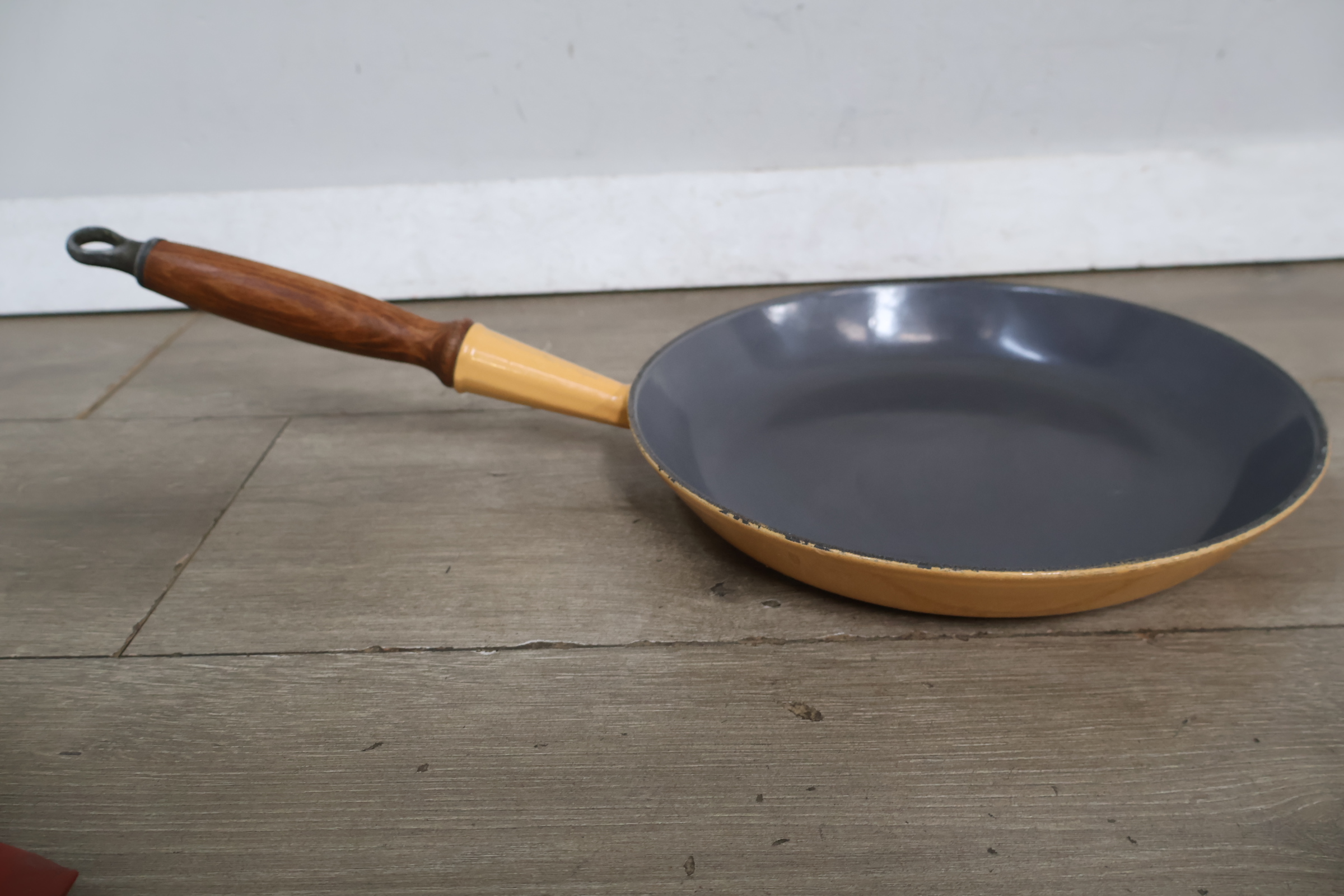 Koekenpan met houten handvat le creuset – foto 4 – kavel bij GSD Auctions, Zoeterwoude