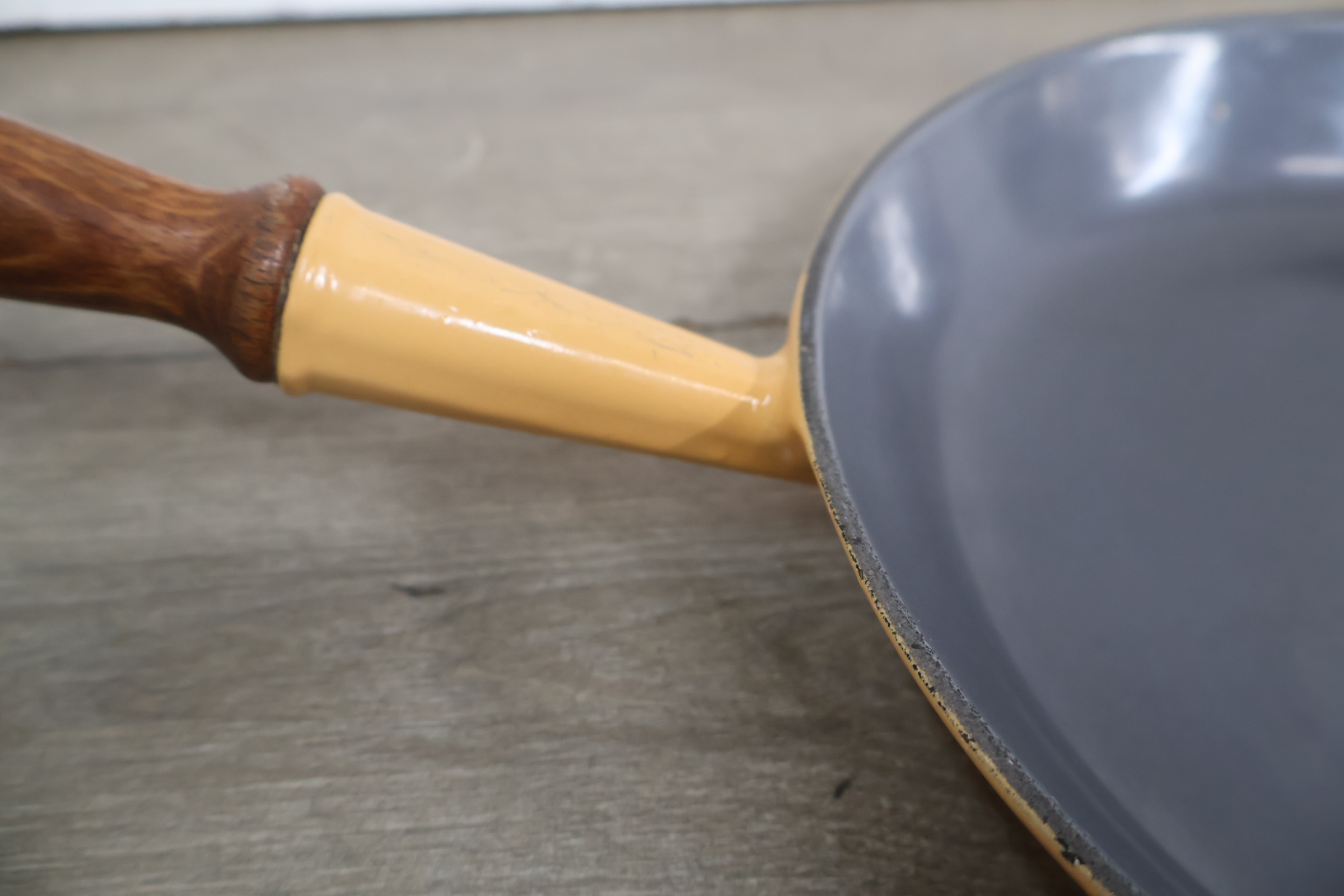 Koekenpan met houten handvat le creuset – foto 6 – kavel bij GSD Auctions, Zoeterwoude
