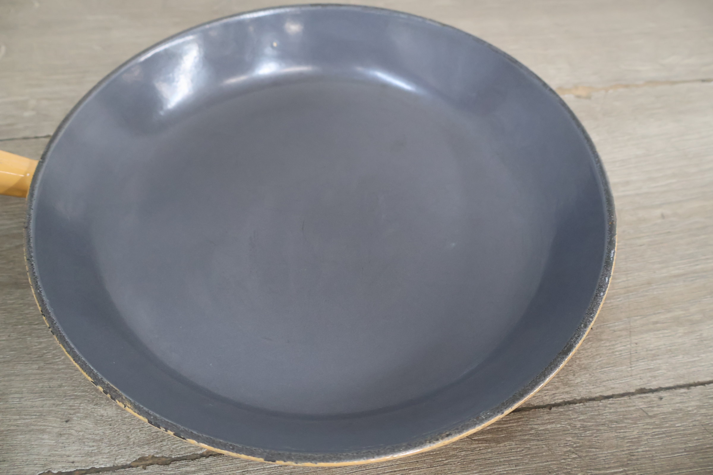 Koekenpan met houten handvat le creuset – foto 8 – kavel bij GSD Auctions, Zoeterwoude