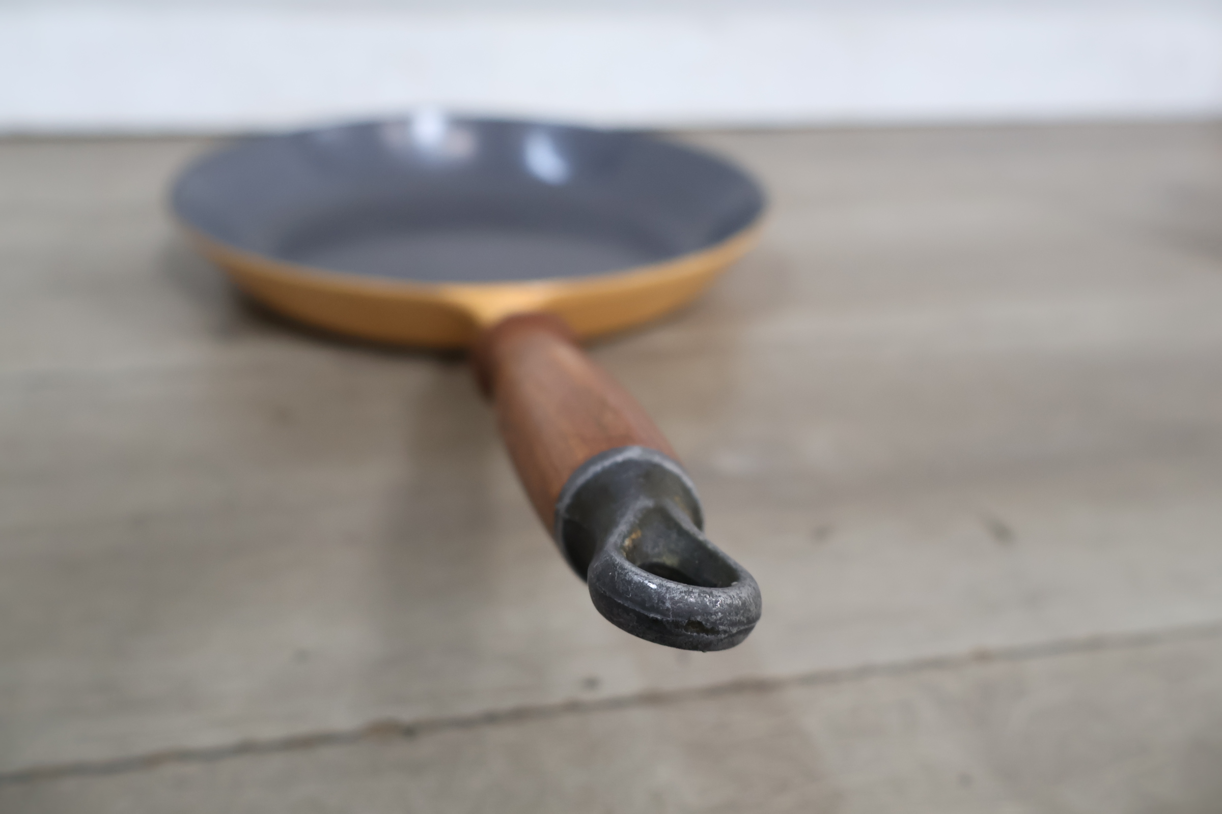 Koekenpan met houten handvat le creuset – foto 9 – kavel bij GSD Auctions, Zoeterwoude